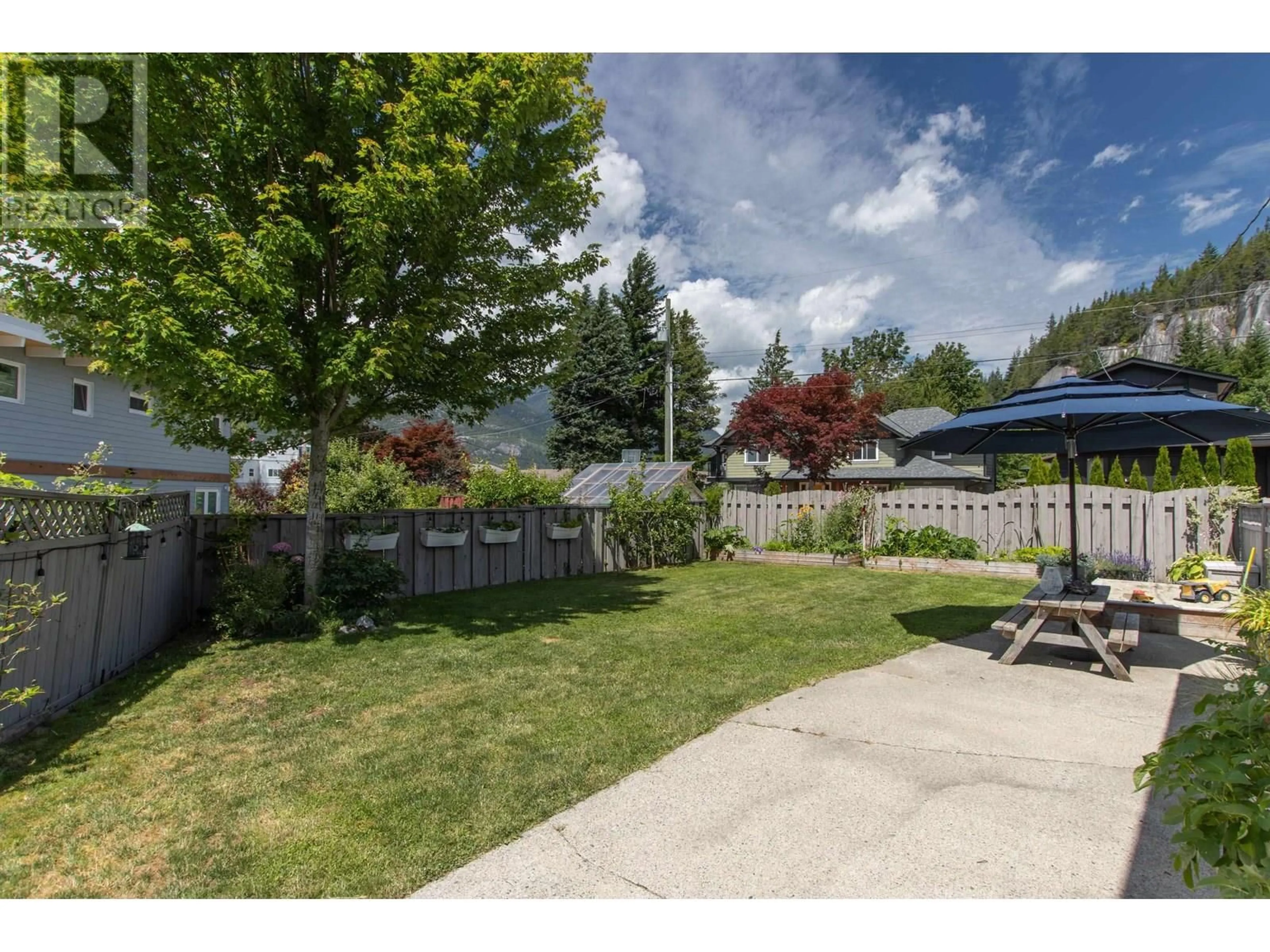 Patio, street for 1752 VISTA CRESCENT, Squamish British Columbia V8B0E1