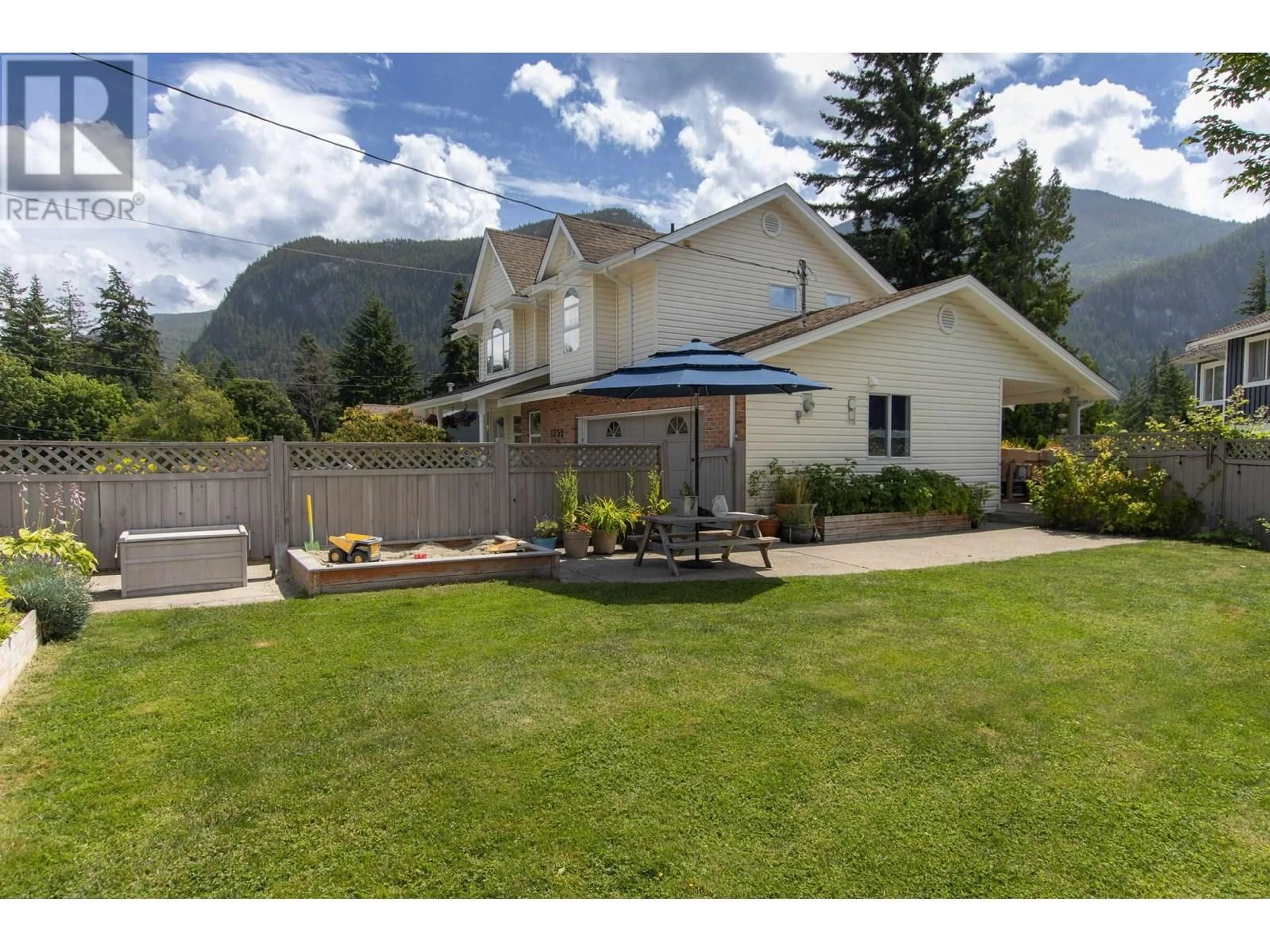 A pic from outside/outdoor area/front of a property/back of a property/a pic from drone, mountain view for 1752 VISTA CRESCENT, Squamish British Columbia V8B0E1