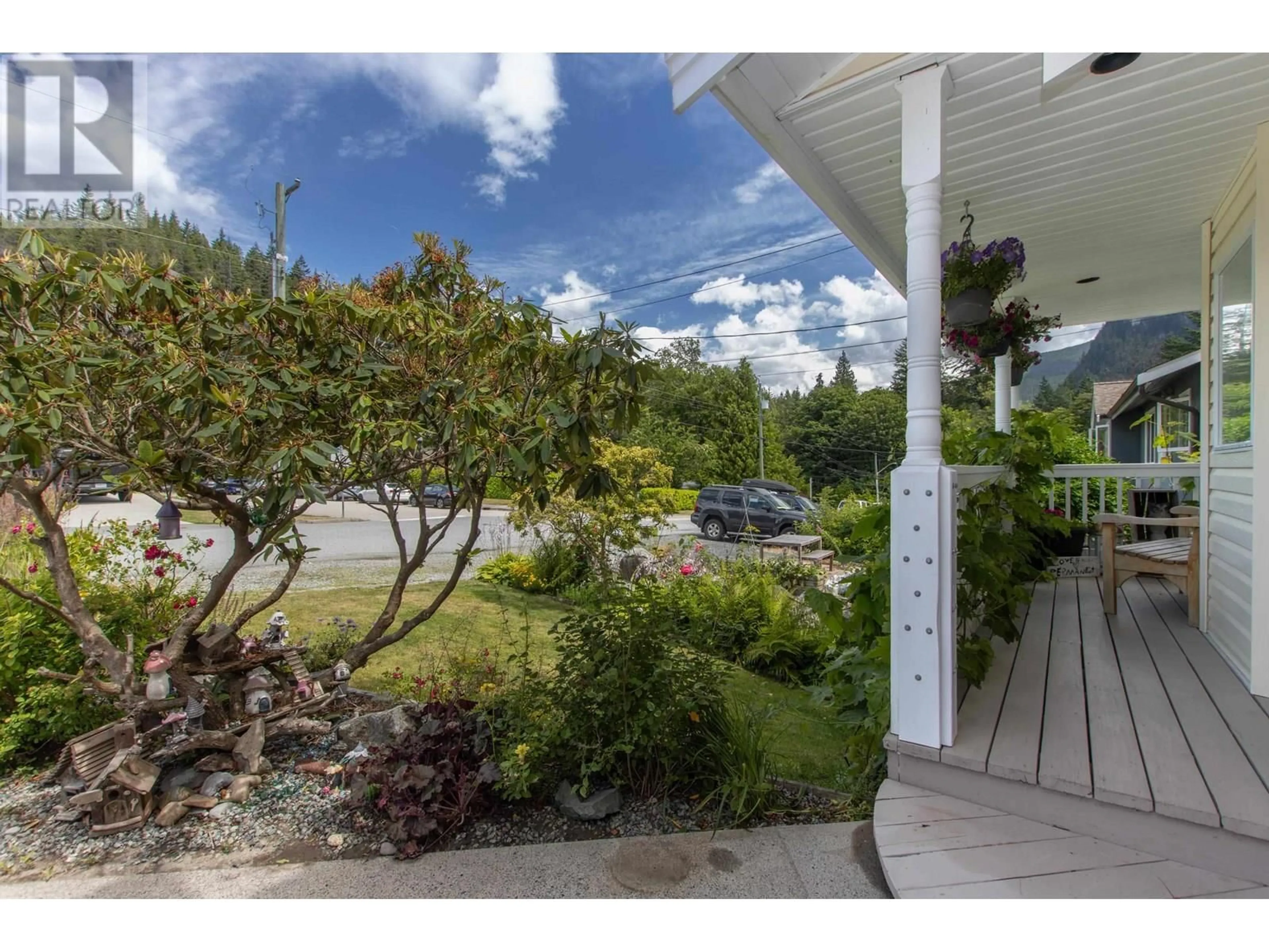 A pic from outside/outdoor area/front of a property/back of a property/a pic from drone, street for 1752 VISTA CRESCENT, Squamish British Columbia V8B0E1