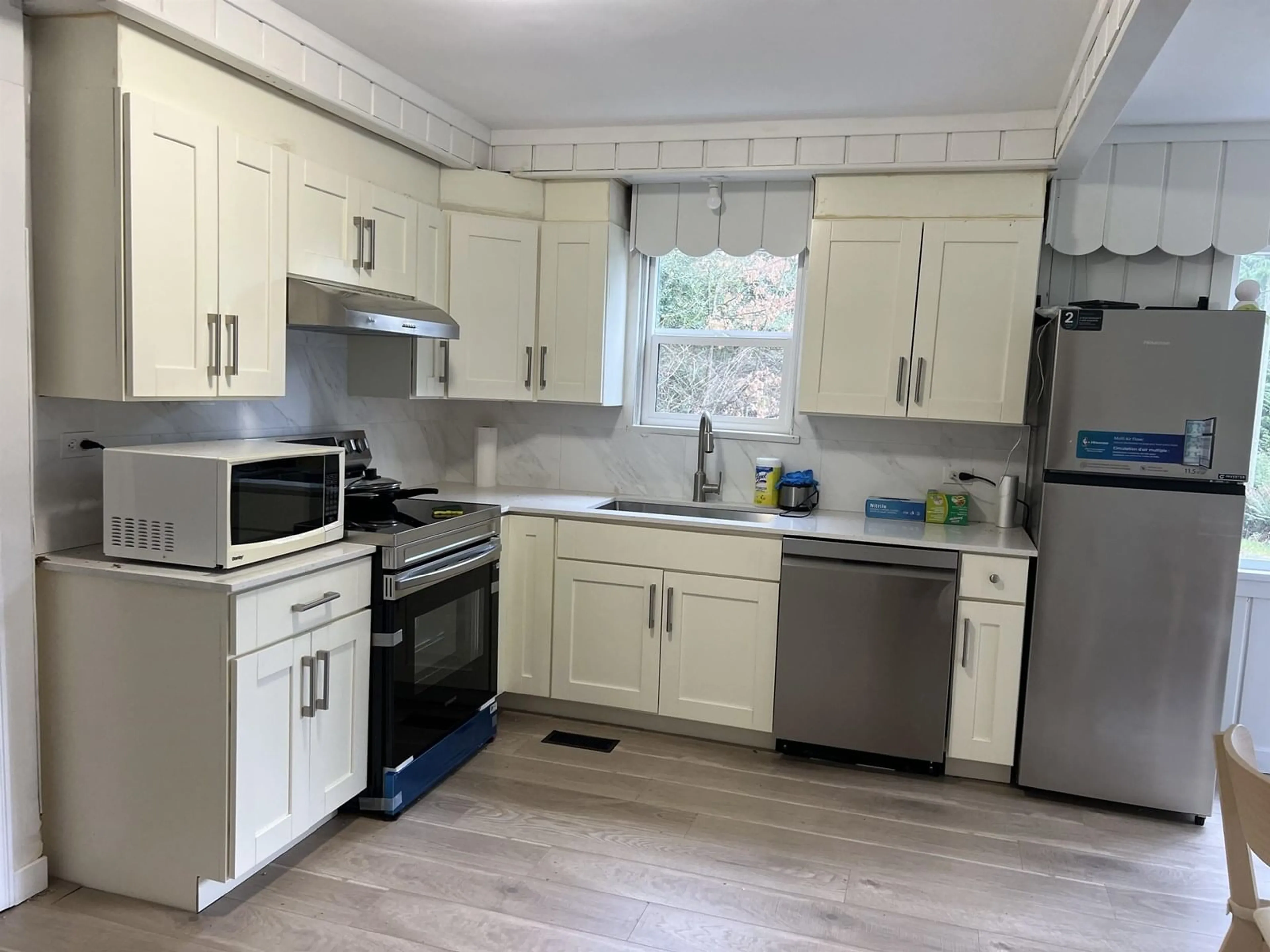 Standard kitchen, wood/laminate floor for 1759 136, Surrey British Columbia V4A4E3