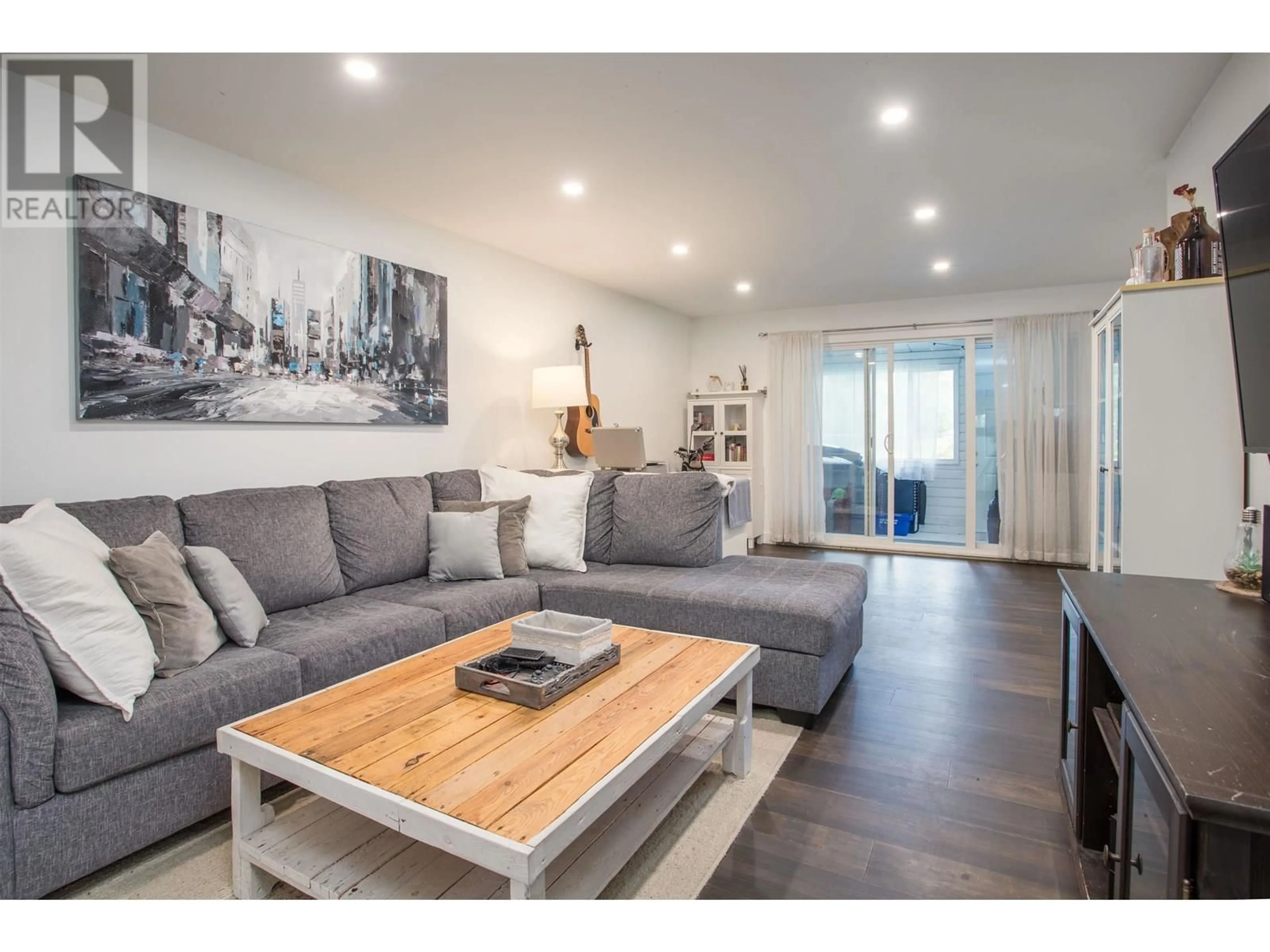 Living room with furniture, wood/laminate floor for 102 - 3391 SPRINGFIELD DRIVE, Richmond British Columbia V7E1Y9
