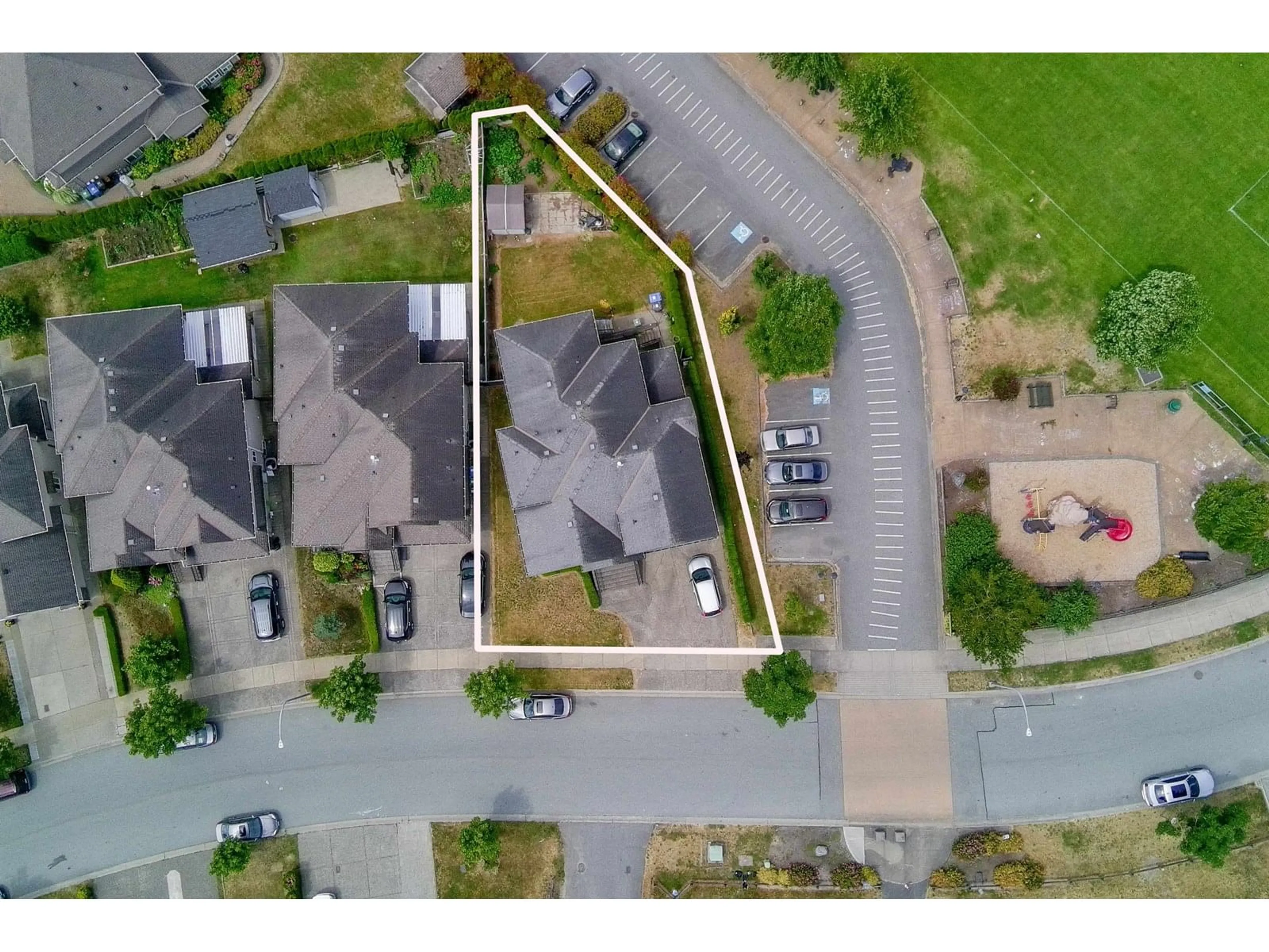 A pic from outside/outdoor area/front of a property/back of a property/a pic from drone, street for 3415 NIGHTINGALE, Abbotsford British Columbia V2T5W3