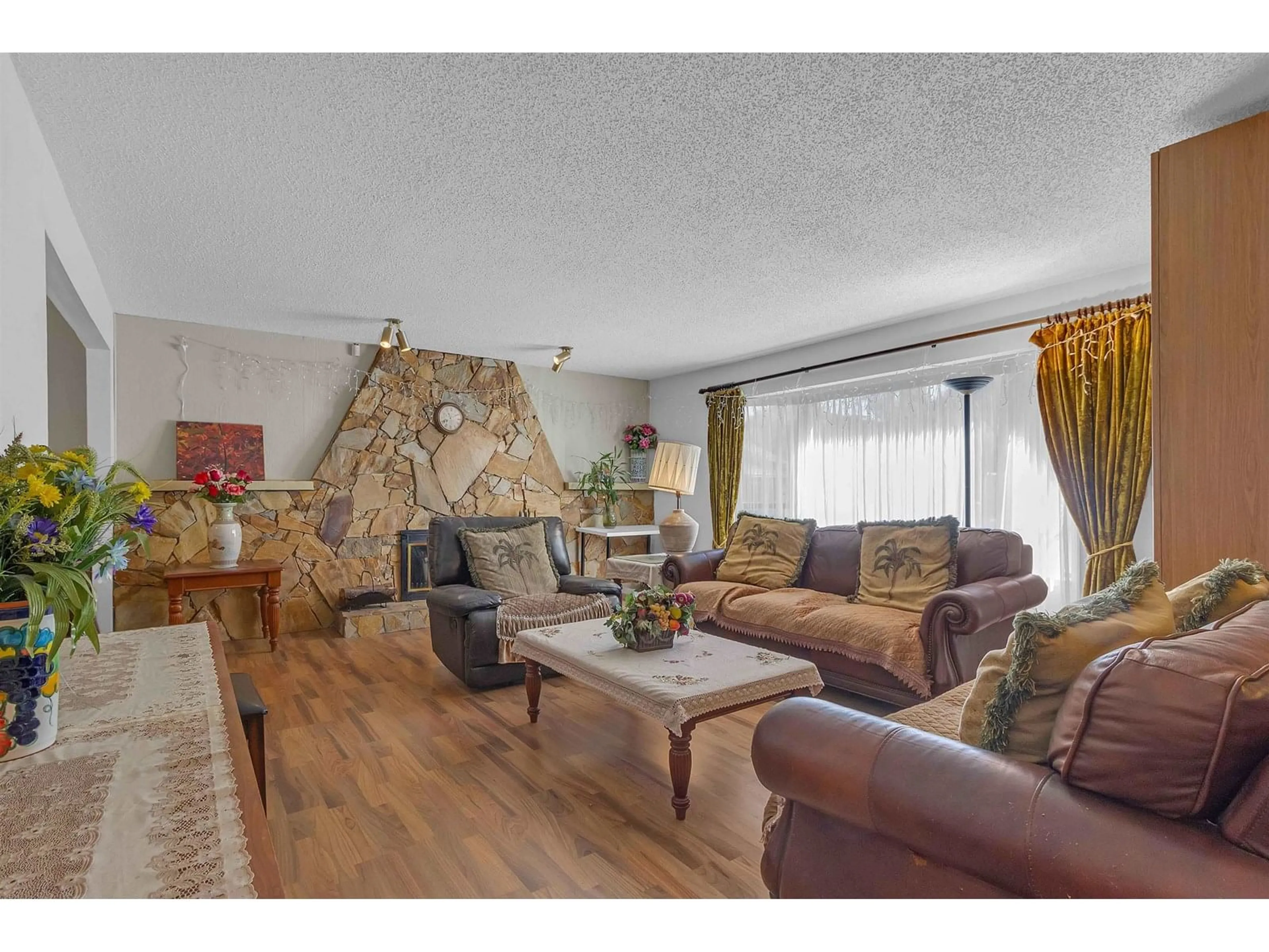 Living room with furniture, wood/laminate floor for 11331 136, Surrey British Columbia V3R6V4
