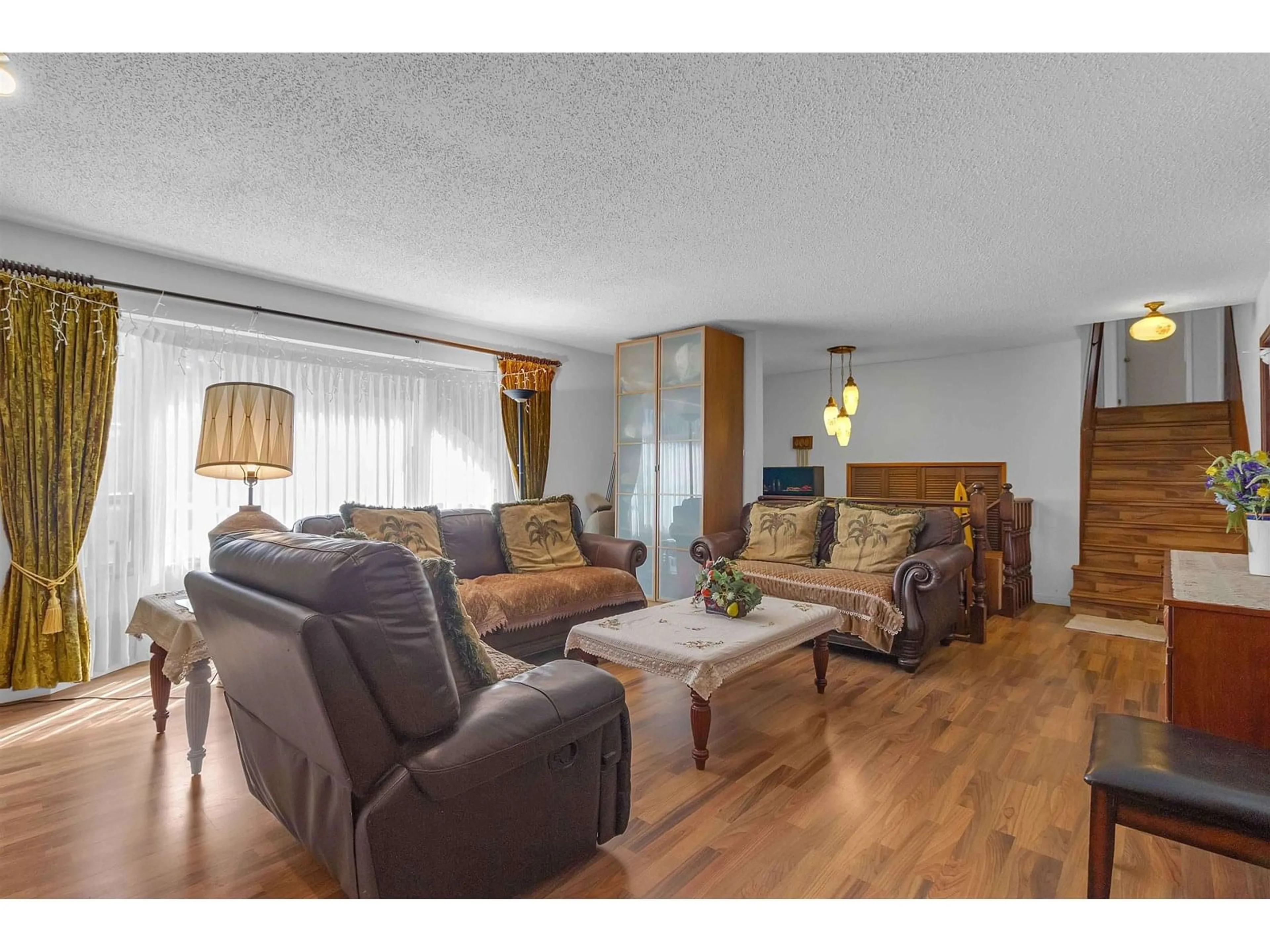 Living room with furniture, wood/laminate floor for 11331 136, Surrey British Columbia V3R6V4