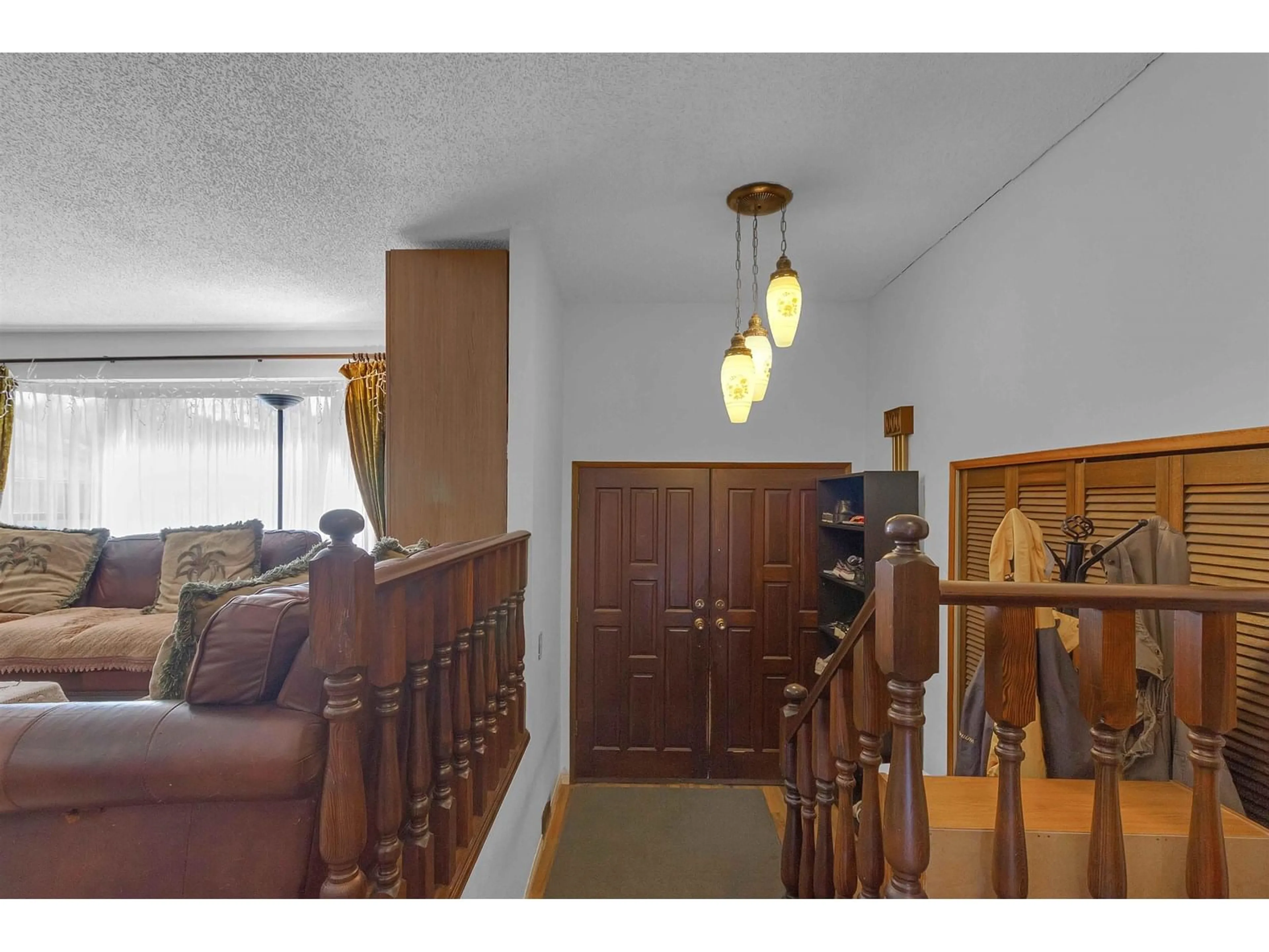 Indoor foyer for 11331 136, Surrey British Columbia V3R6V4