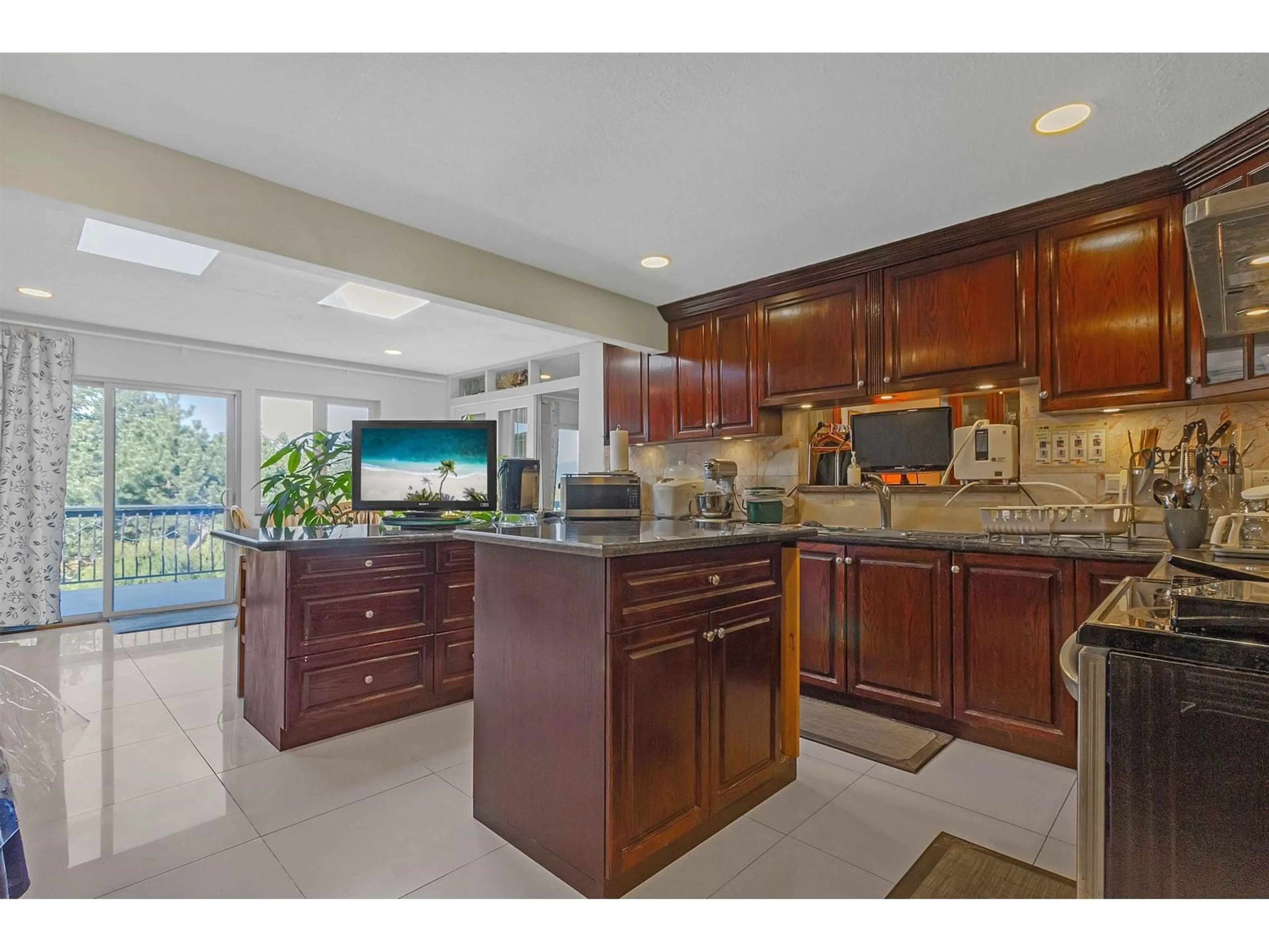 Open concept kitchen, ceramic/tile floor for 11331 136, Surrey British Columbia V3R6V4