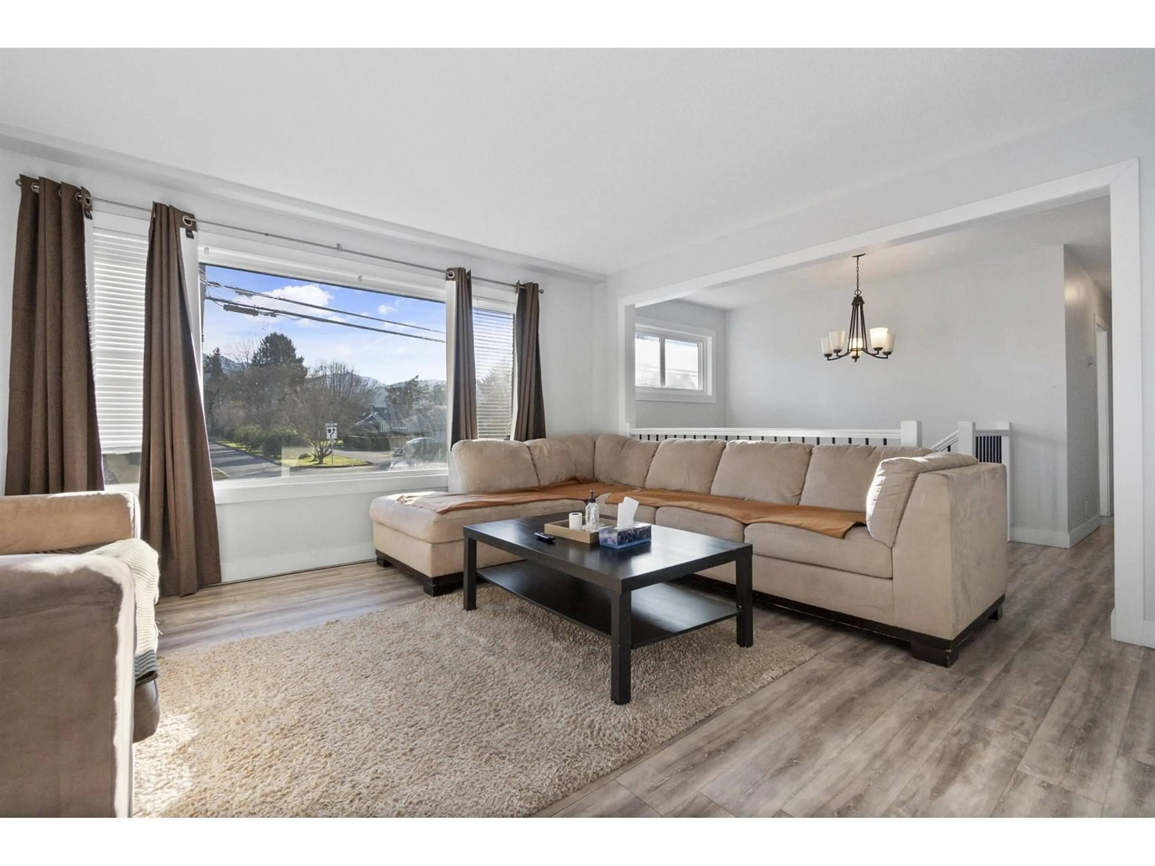 Living room with furniture, wood/laminate floor for 45629 STEVENSON ROAD, Chilliwack British Columbia V2R1M6