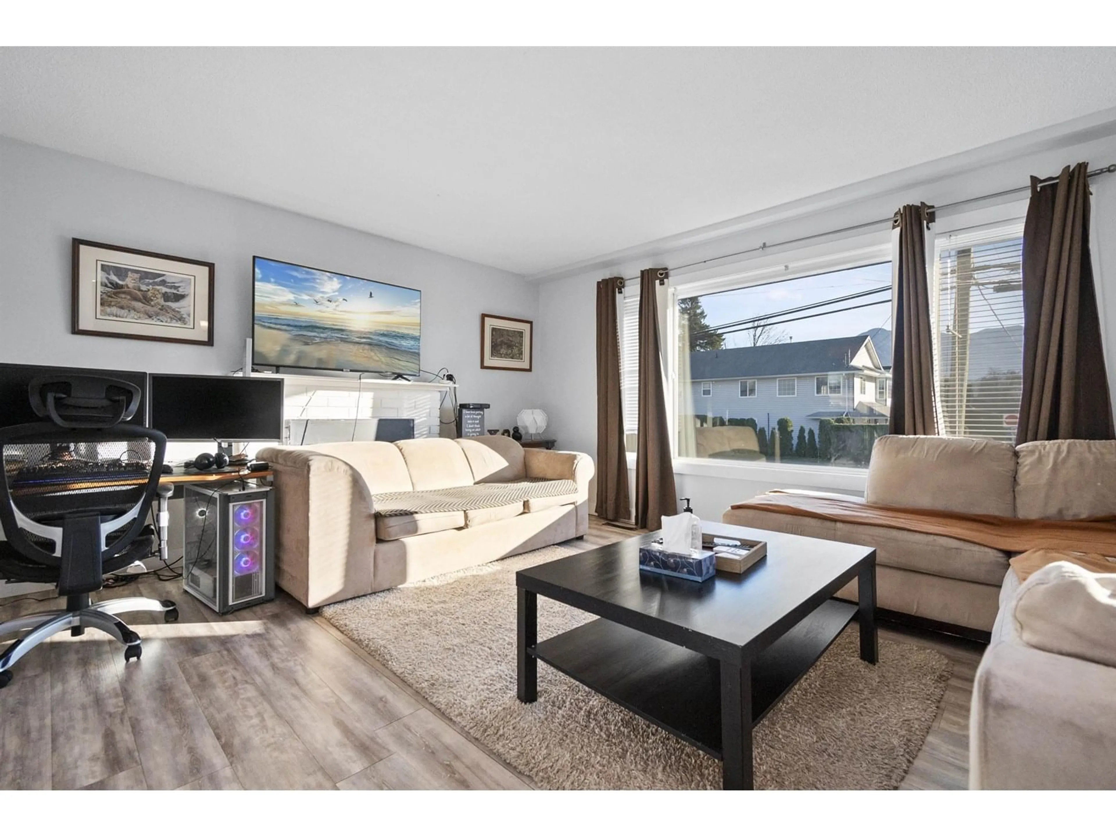 Living room with furniture, wood/laminate floor for 45629 STEVENSON ROAD, Chilliwack British Columbia V2R1M6