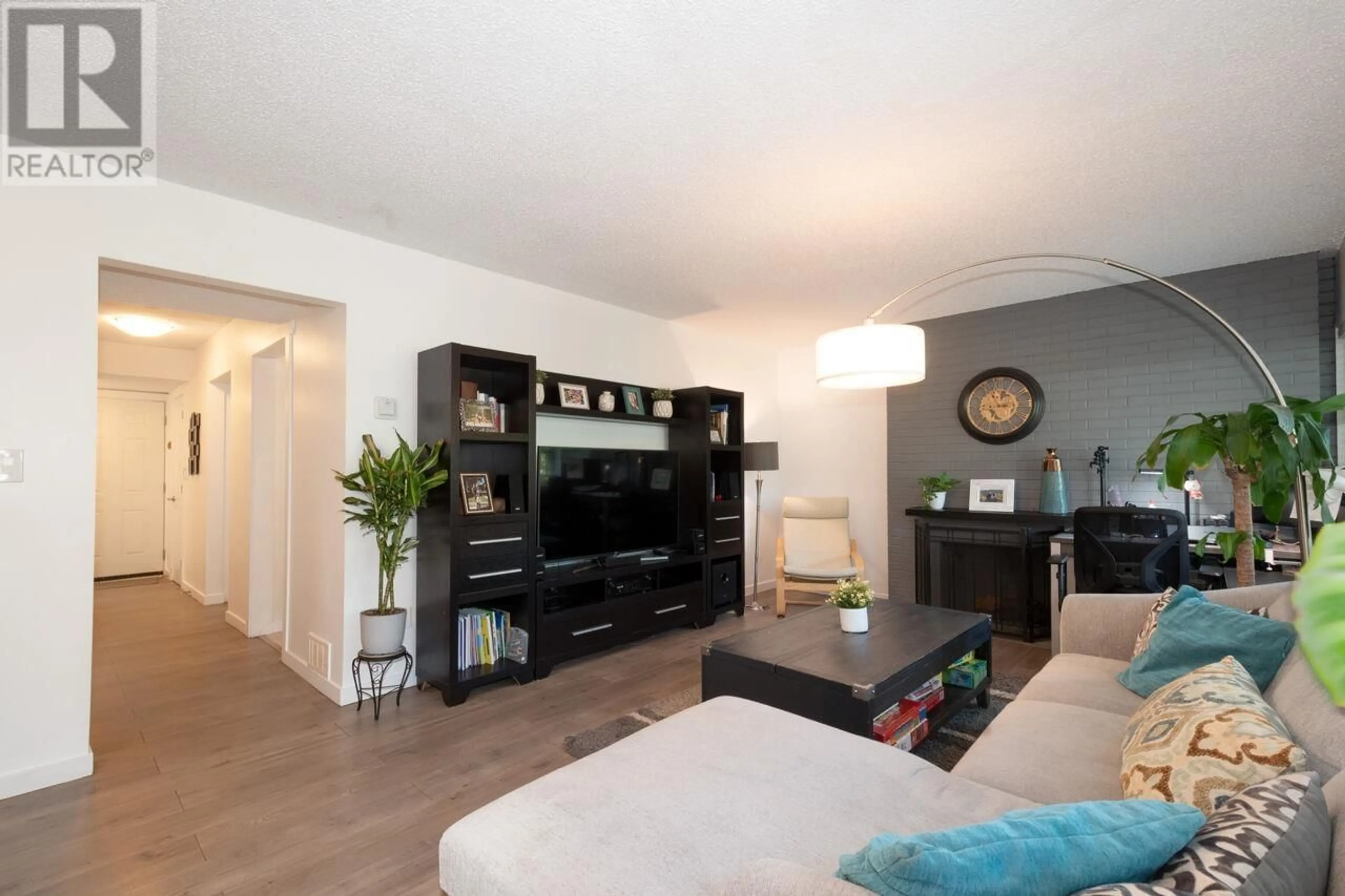 Living room with furniture, wood/laminate floor for 2765 WESTVIEW DRIVE, North Vancouver British Columbia V7N3X9