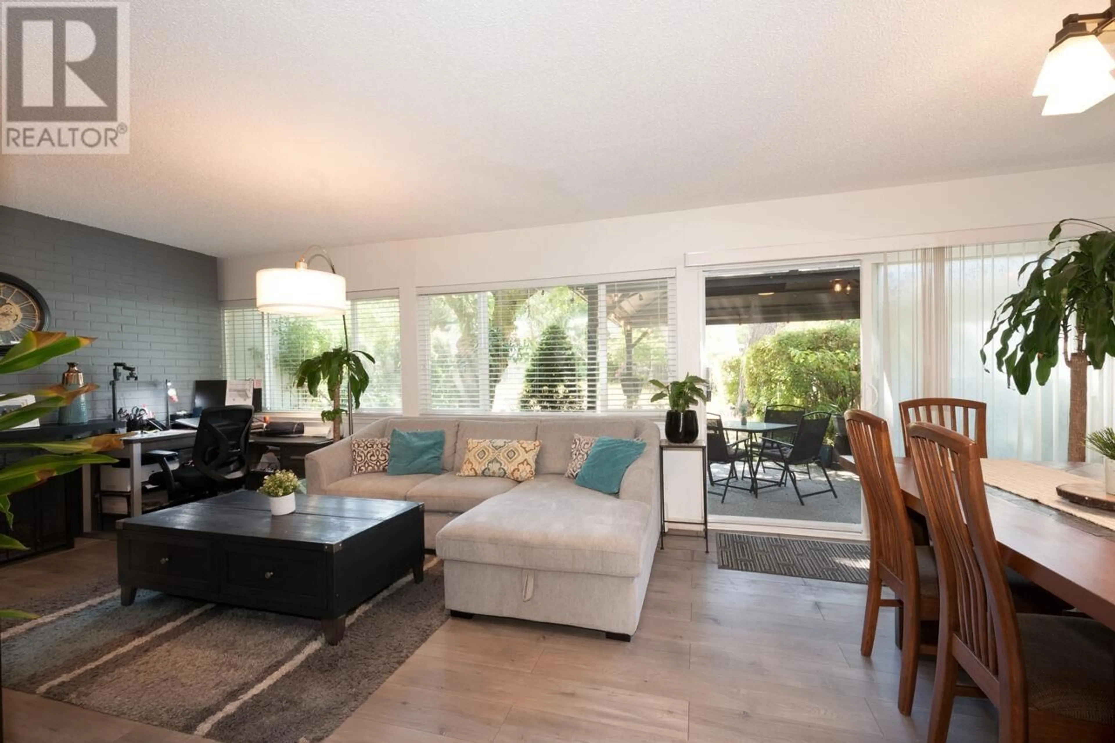 Living room with furniture, wood/laminate floor for 2765 WESTVIEW DRIVE, North Vancouver British Columbia V7N3X9