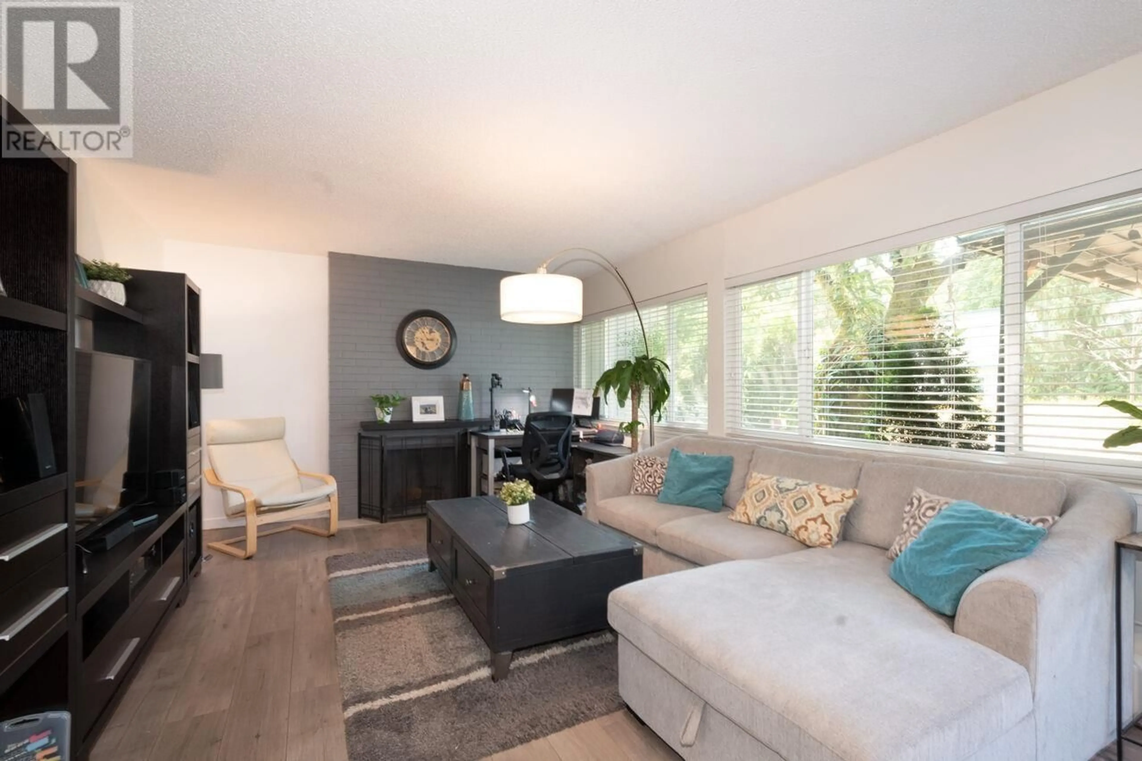 Living room with furniture, wood/laminate floor for 2765 WESTVIEW DRIVE, North Vancouver British Columbia V7N3X9