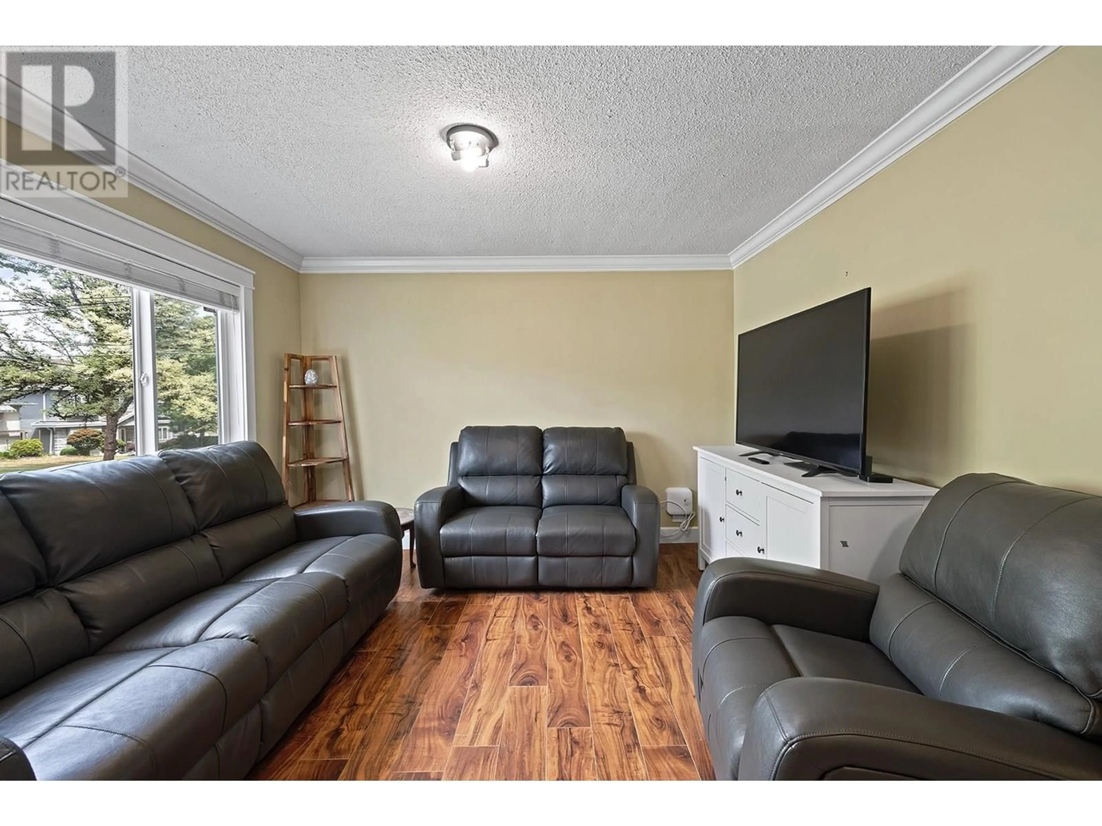 Living room with furniture, wood/laminate floor for 956 54TH AVENUE, Vancouver British Columbia V5X1L7