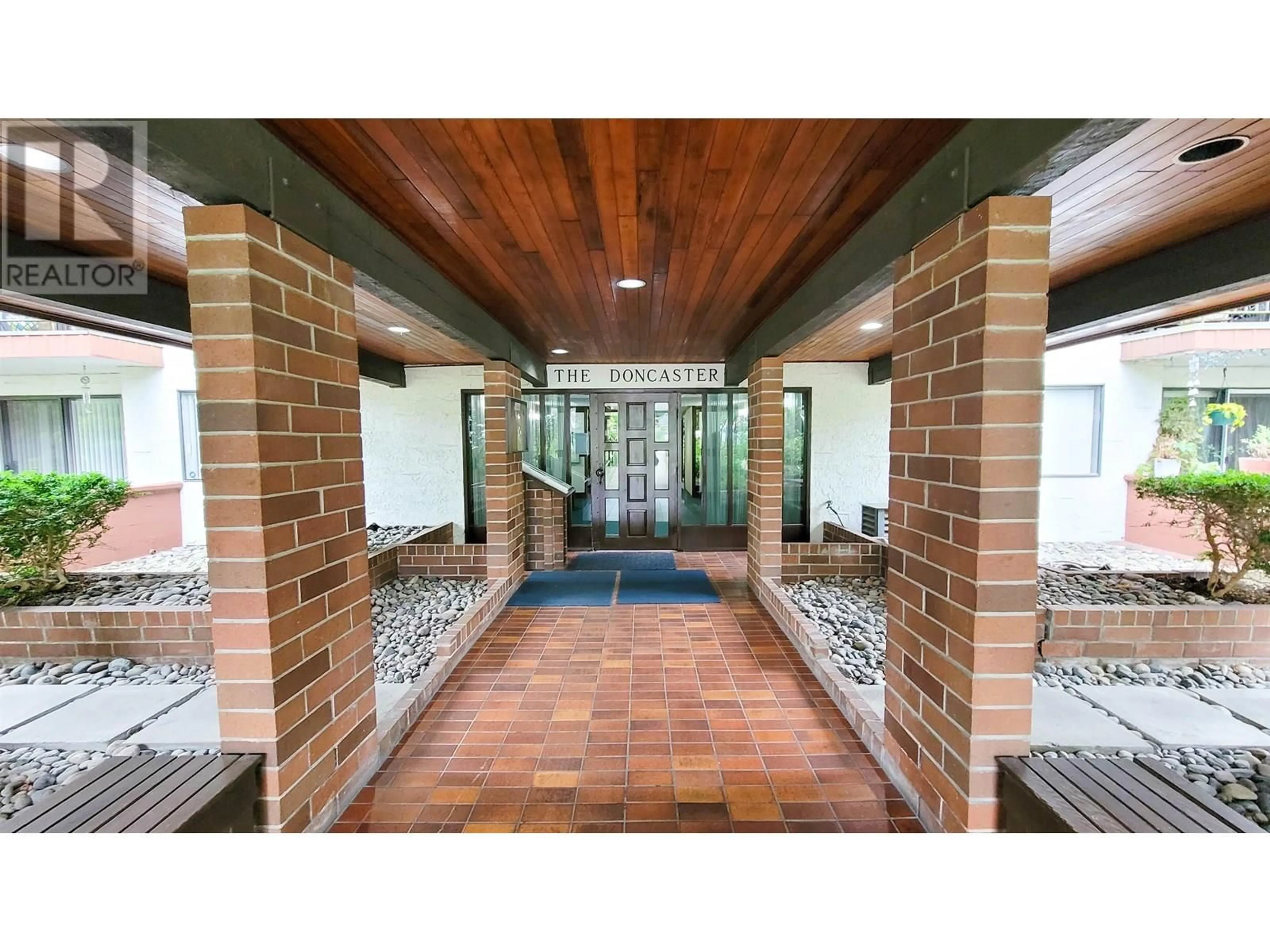 Indoor foyer for 107 - 620 EIGHTH AVENUE, New Westminster British Columbia V3M5V7