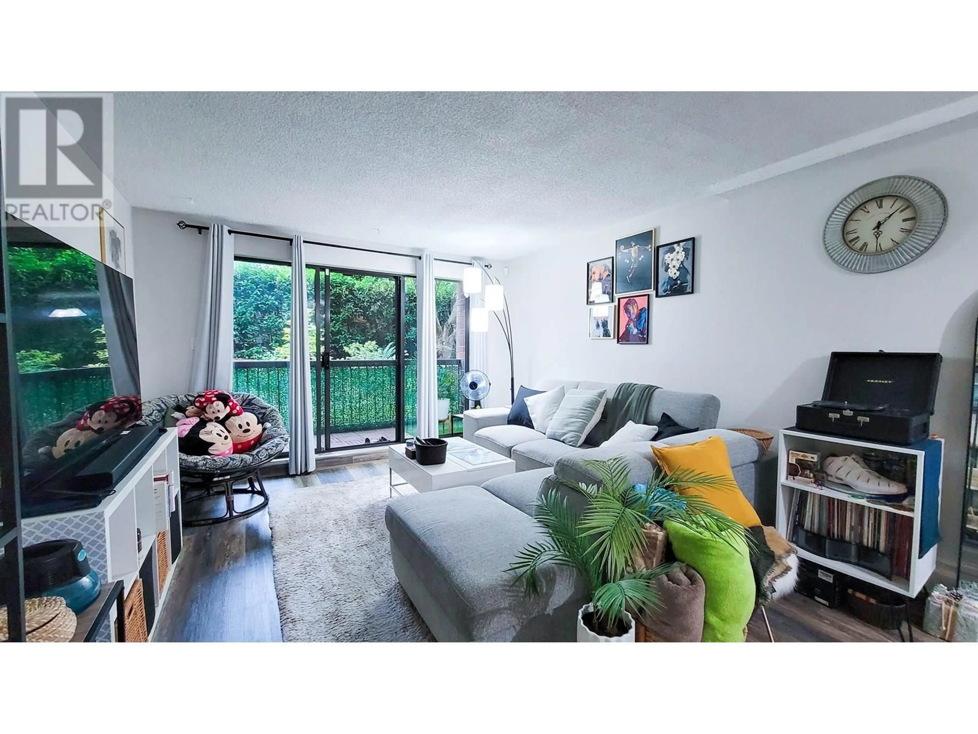 Living room with furniture, wood/laminate floor for 107 - 620 EIGHTH AVENUE, New Westminster British Columbia V3M5V7