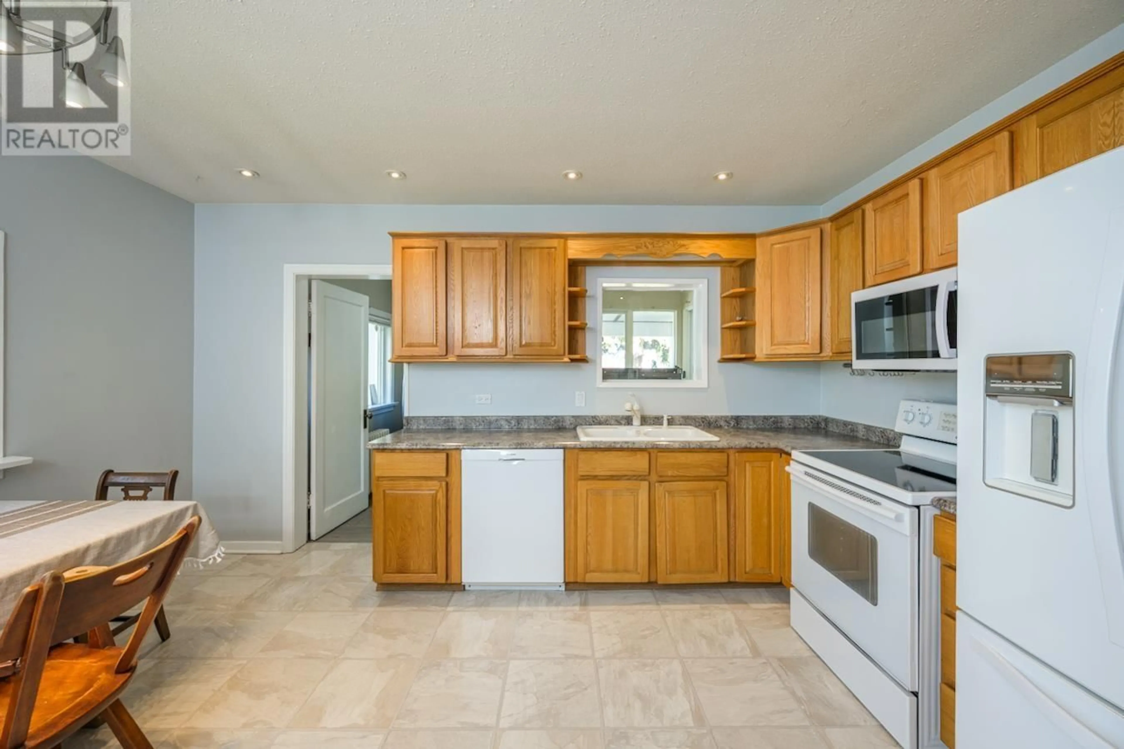 Standard kitchen, ceramic/tile floor for 2198 LAURIER CRESCENT, Prince George British Columbia V2M2A7