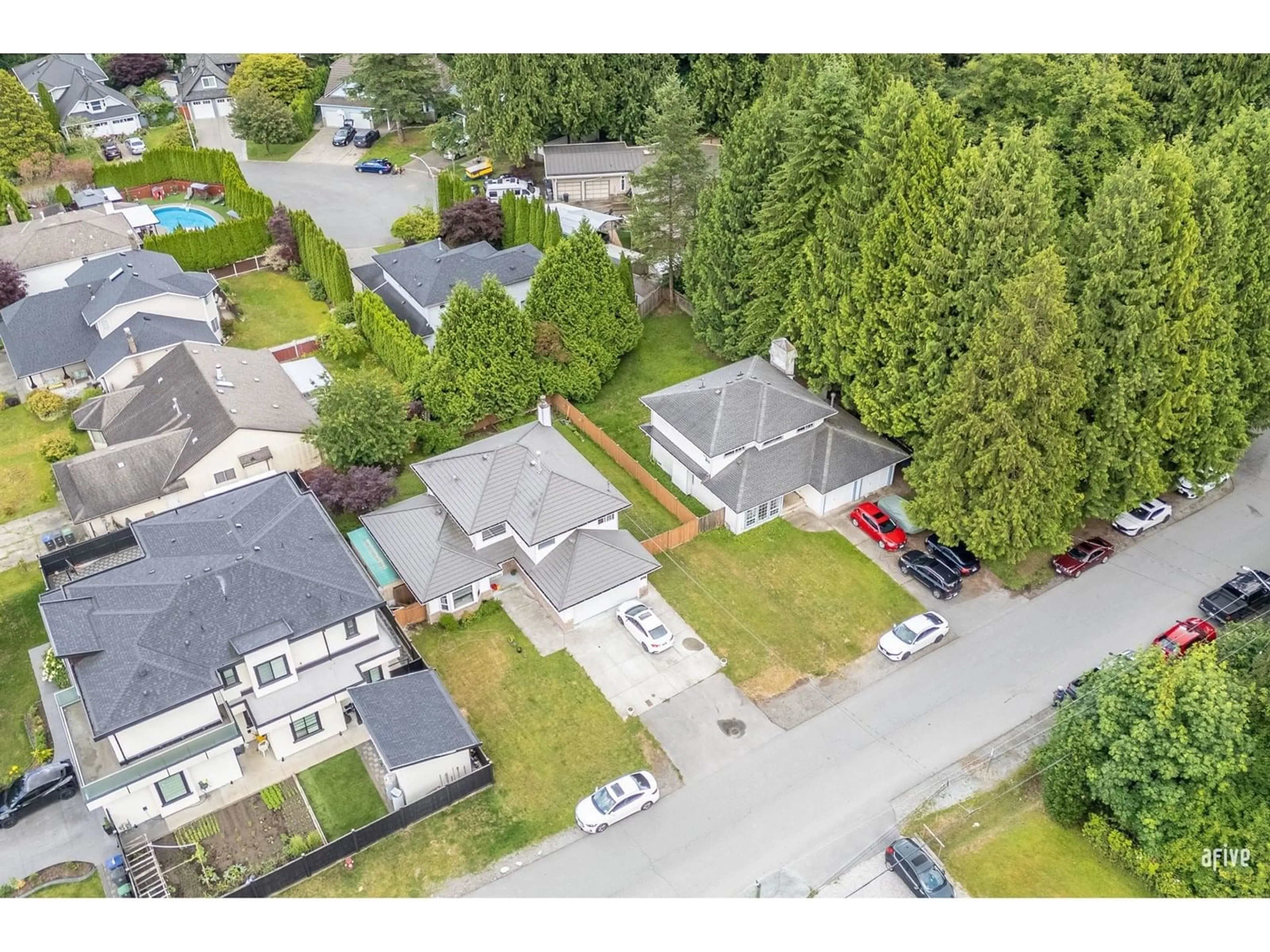 A pic from outside/outdoor area/front of a property/back of a property/a pic from drone, street for 6472 138, Surrey British Columbia V3W5G6