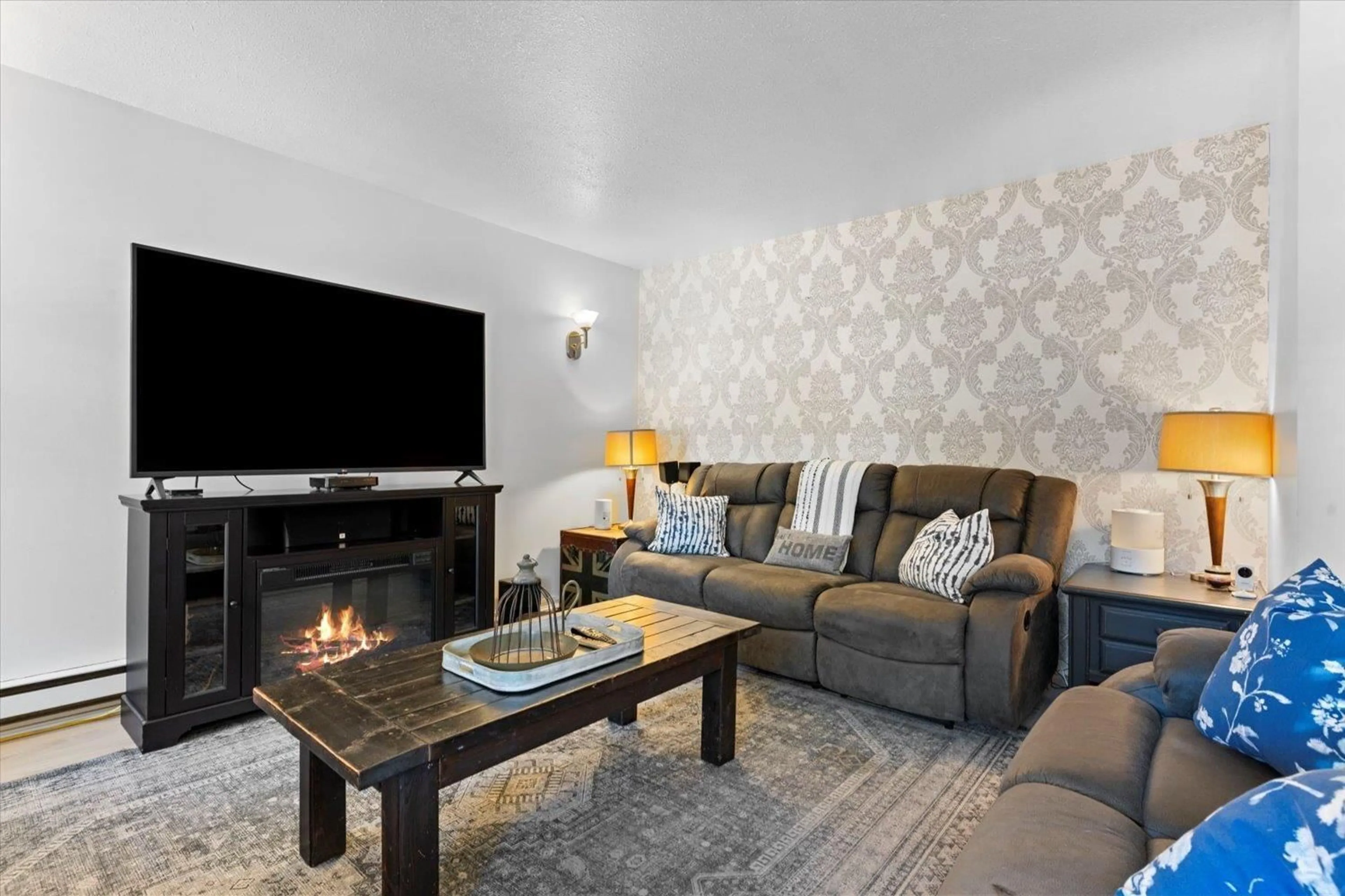 Living room with furniture, unknown for 8543 MCCUTCHEON AVENUE, Chilliwack British Columbia V2P7L3