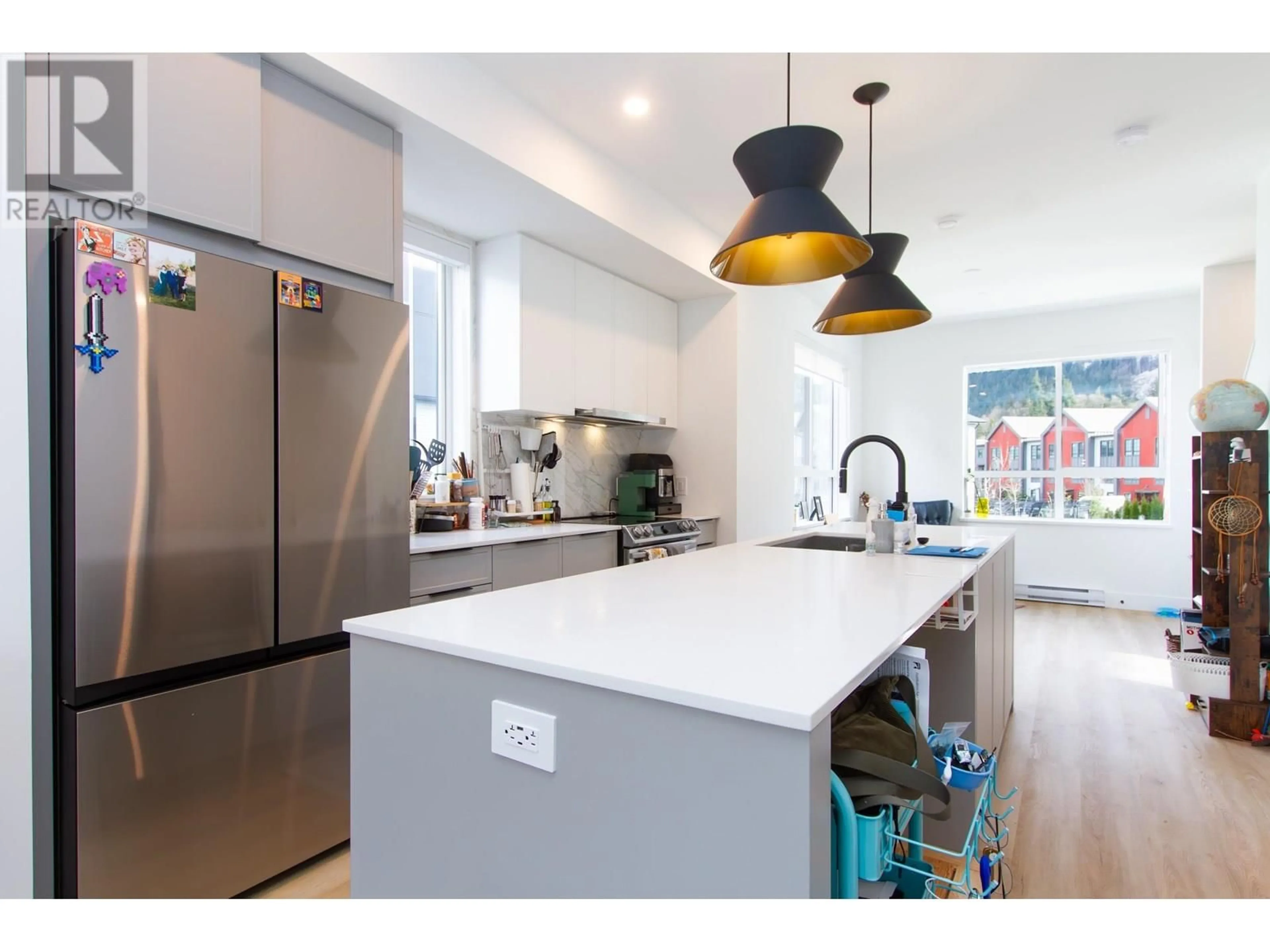 Contemporary kitchen, unknown for 38070 HELM WAY, Squamish British Columbia V8B1E6