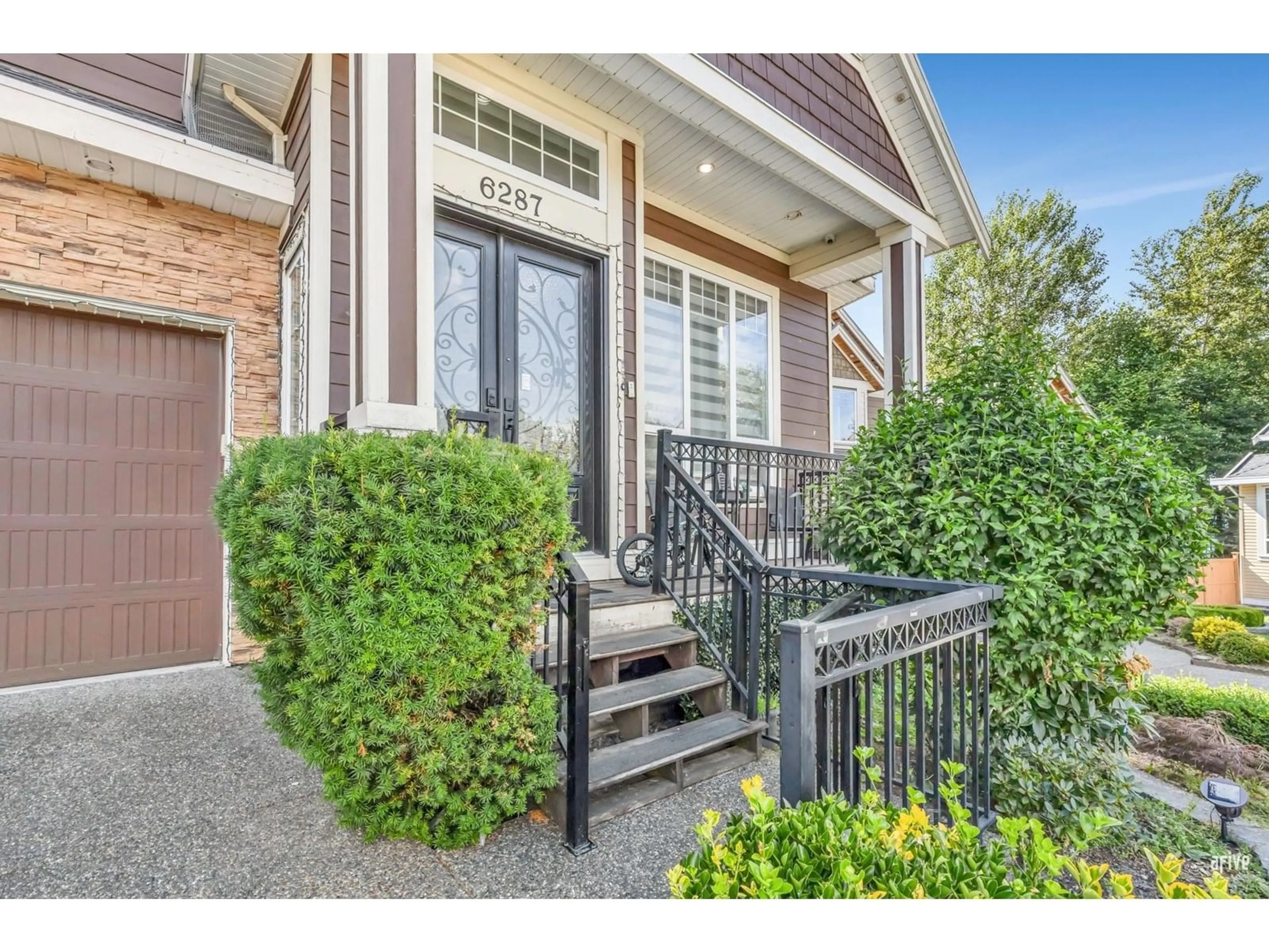 Indoor entryway for 6287 148A, Surrey British Columbia V3W2W9