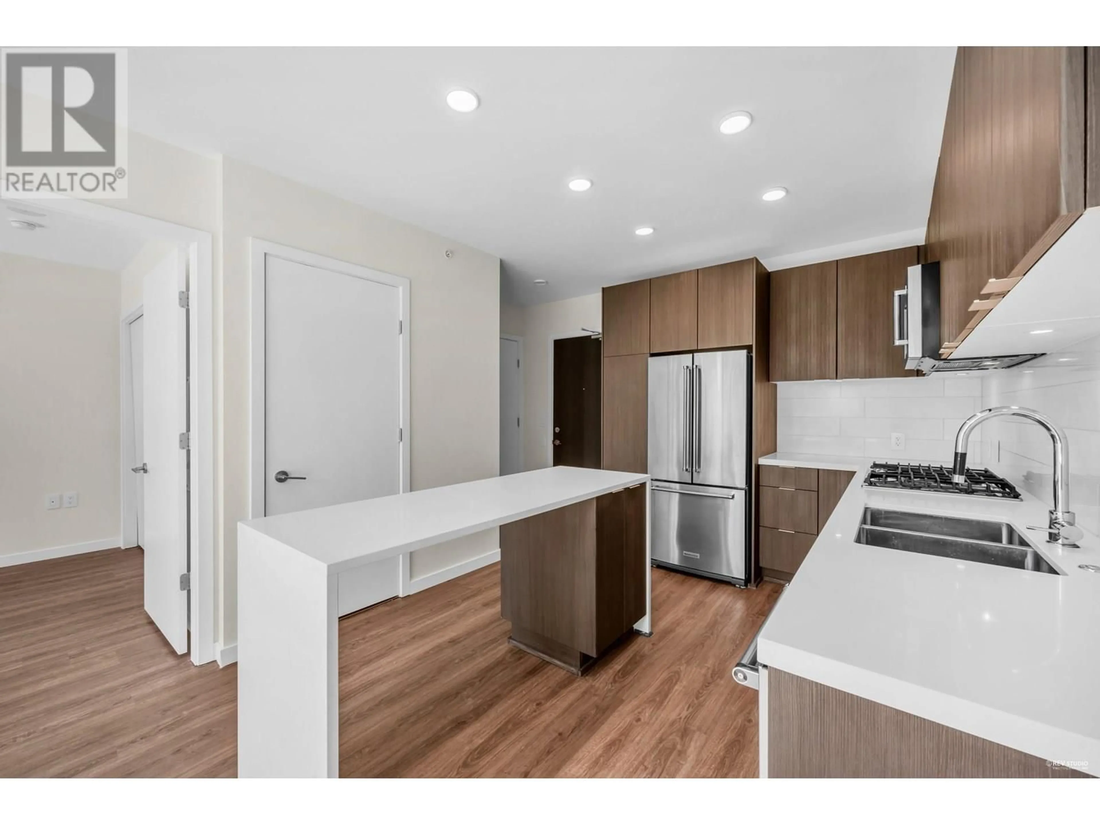 Open concept kitchen, wood/laminate floor for 505 - 530 WHITING WAY, Coquitlam British Columbia V3J0J4