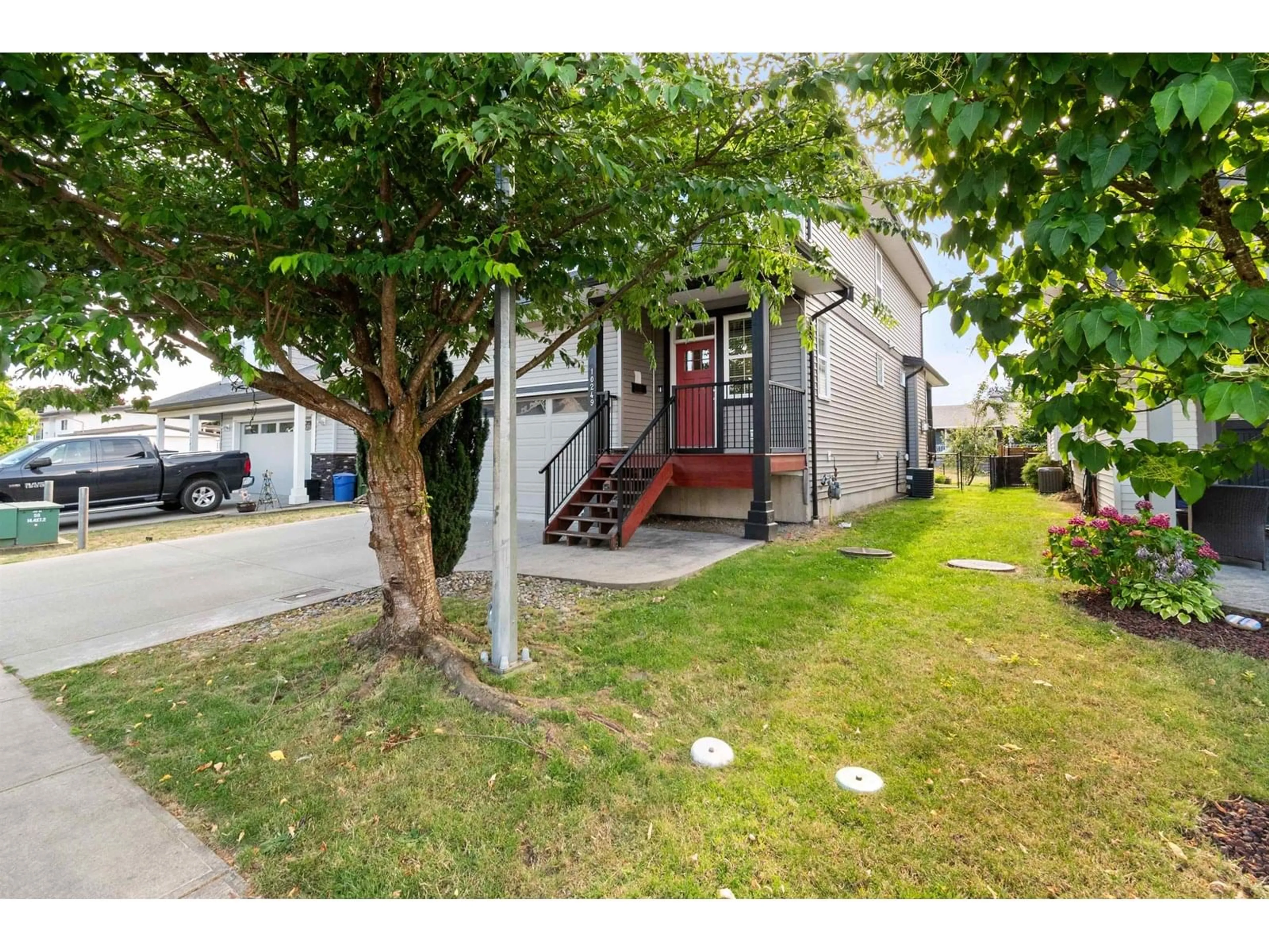 A pic from outside/outdoor area/front of a property/back of a property/a pic from drone, street for 10249 MANOR DRIVE, Chilliwack British Columbia V2P5Y7