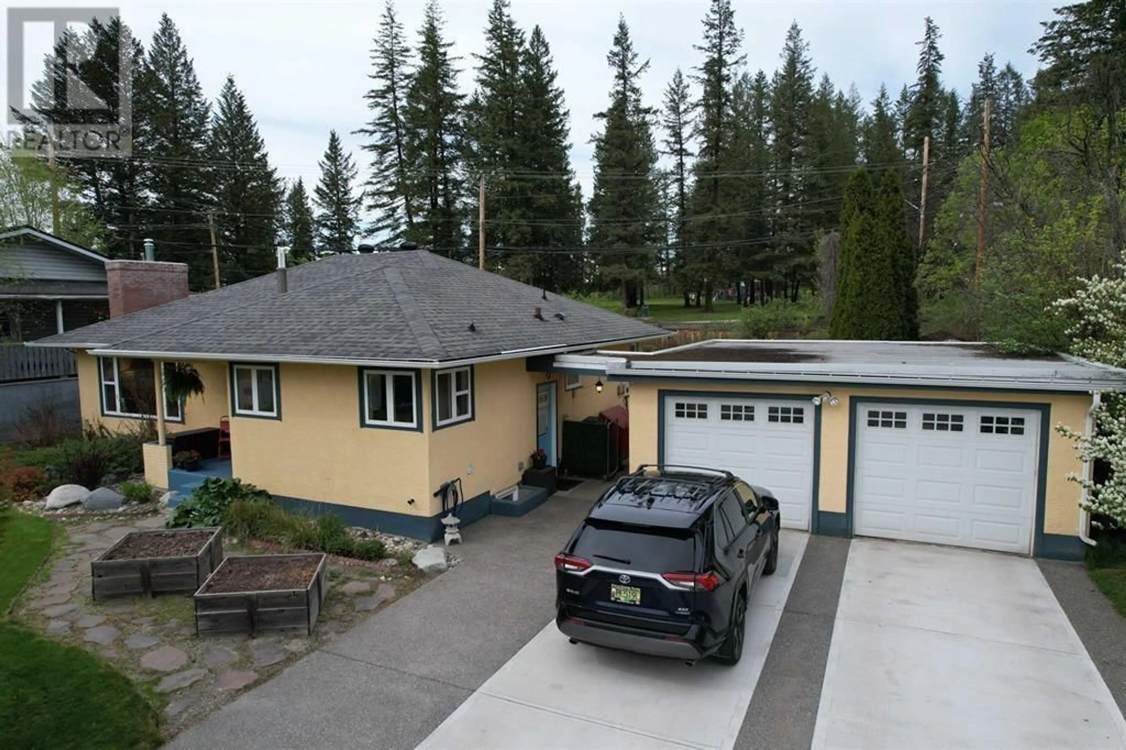 A pic from outside/outdoor area/front of a property/back of a property/a pic from drone, unknown for 817 MOFFAT AVENUE, Quesnel British Columbia V2J3A5