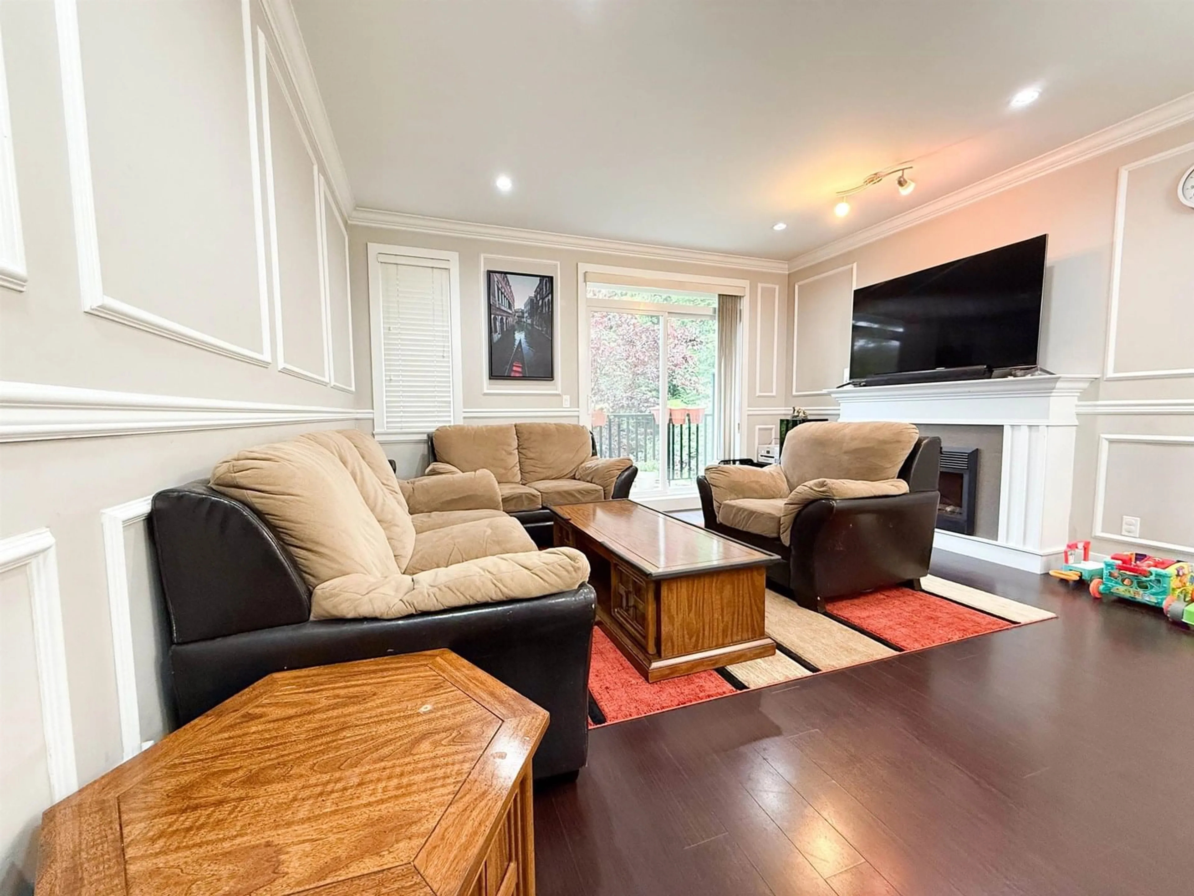 Living room with furniture, wood/laminate floor for 26 - 6383 140, Surrey British Columbia V3W0E9