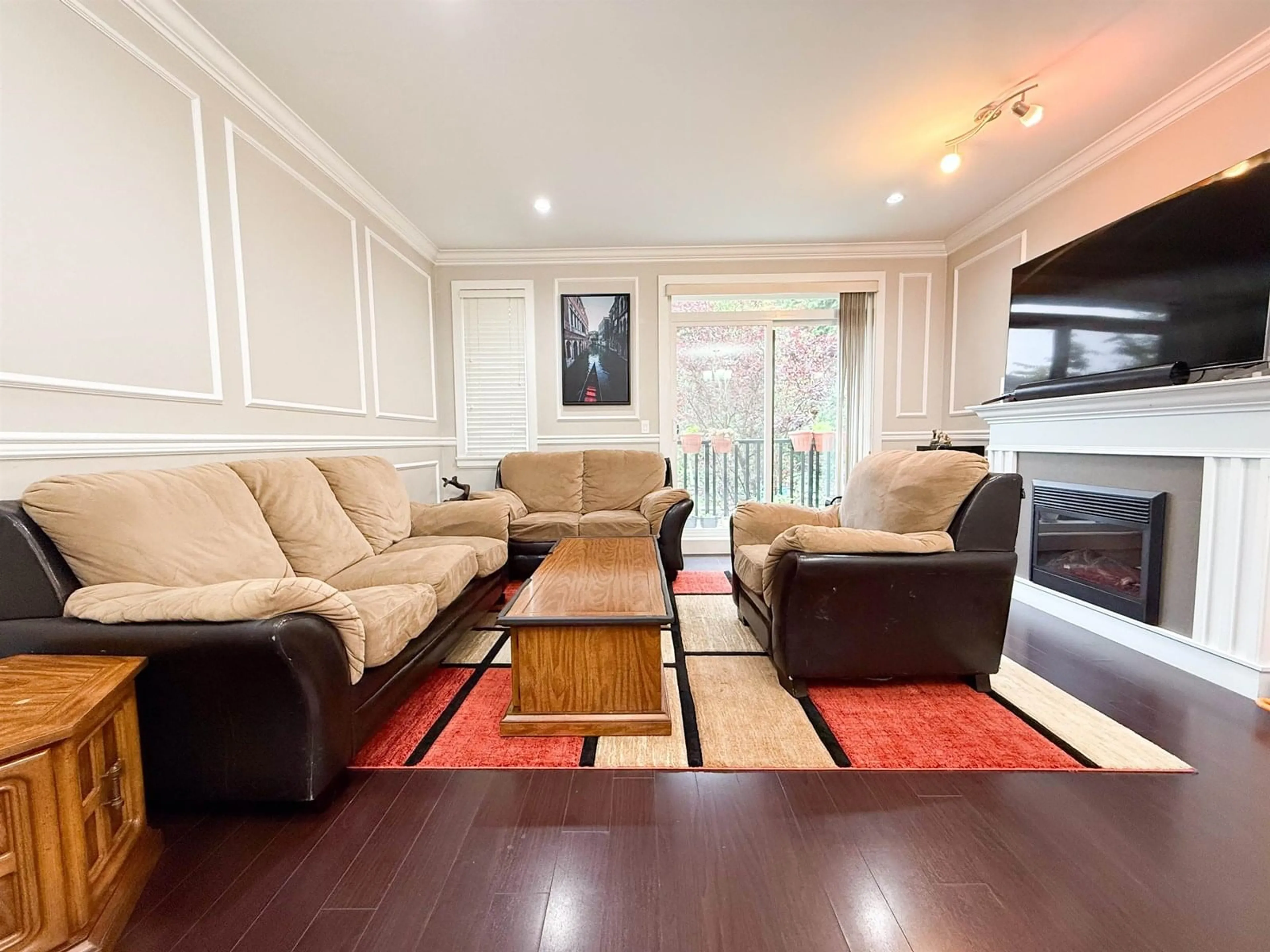 Living room with furniture, wood/laminate floor for 26 - 6383 140, Surrey British Columbia V3W0E9