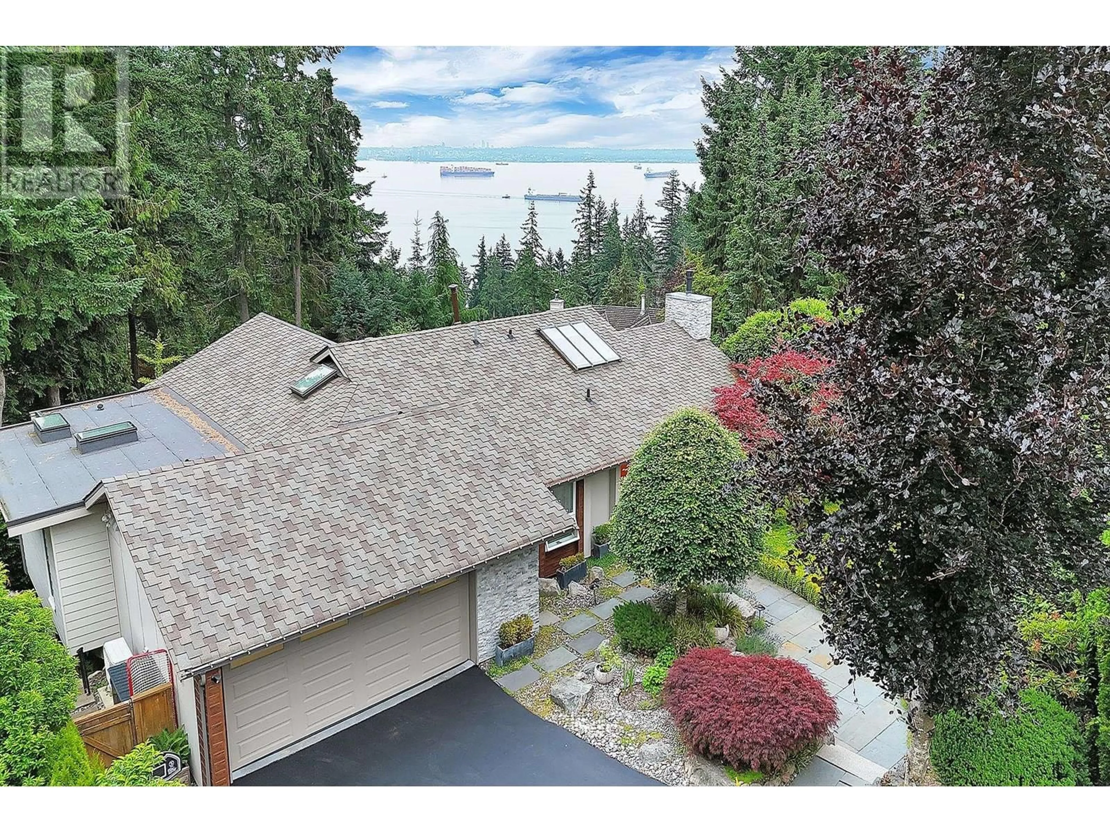 A pic from outside/outdoor area/front of a property/back of a property/a pic from drone, mountain view for 3706 SOUTHRIDGE PLACE, West Vancouver British Columbia V7V3H8