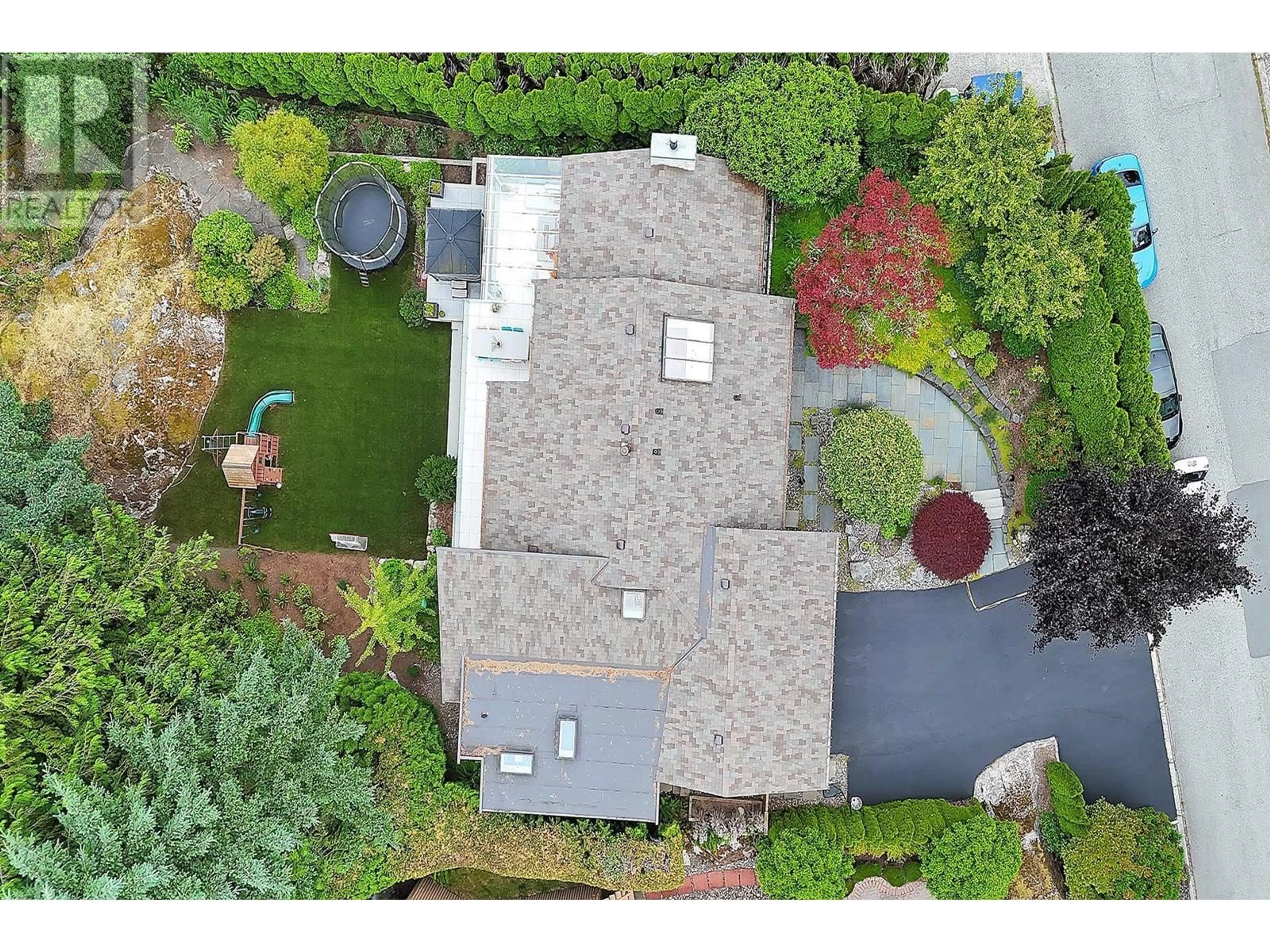 A pic from outside/outdoor area/front of a property/back of a property/a pic from drone, street for 3706 SOUTHRIDGE PLACE, West Vancouver British Columbia V7V3H8