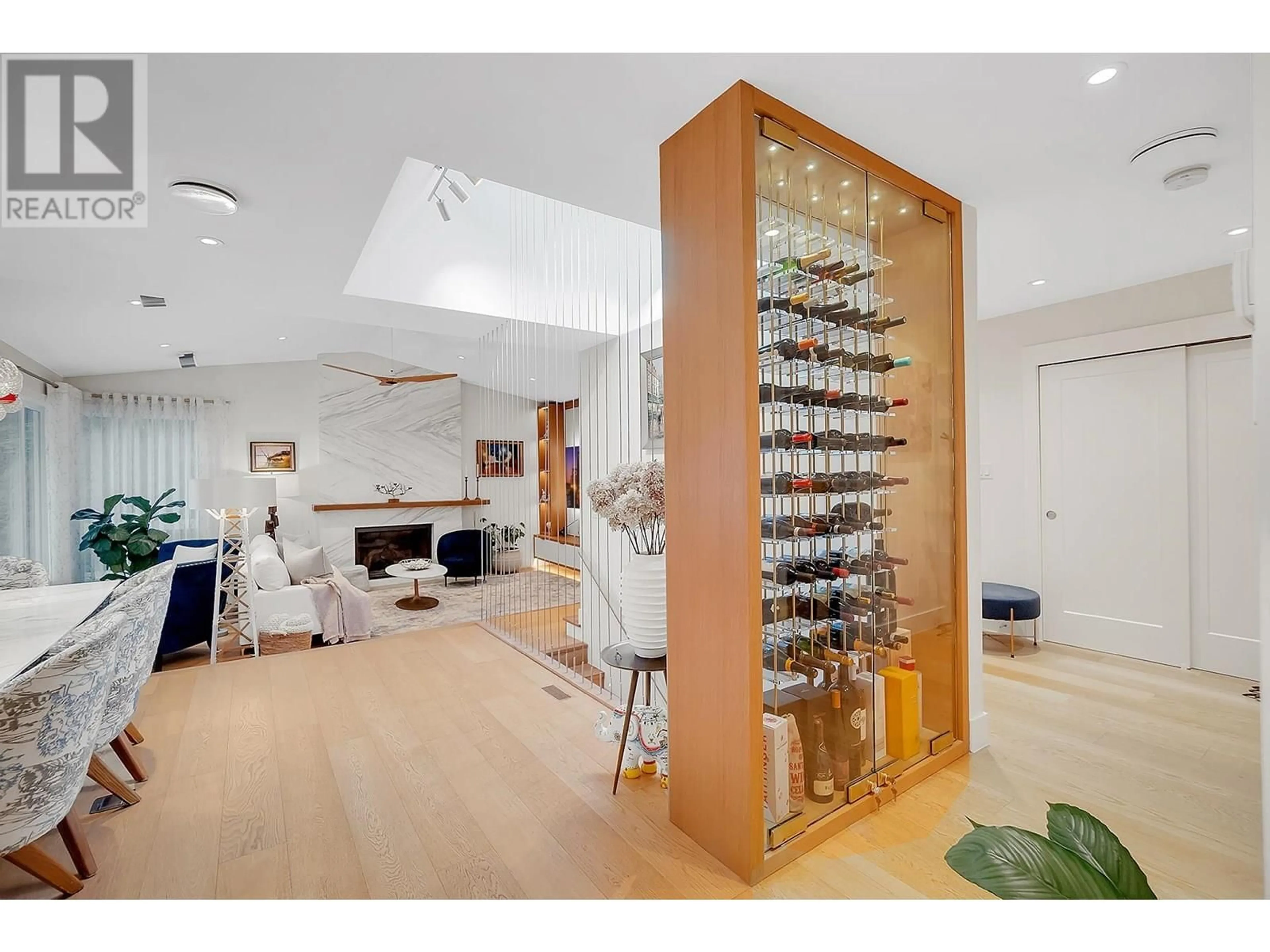 Indoor foyer for 3706 SOUTHRIDGE PLACE, West Vancouver British Columbia V7V3H8