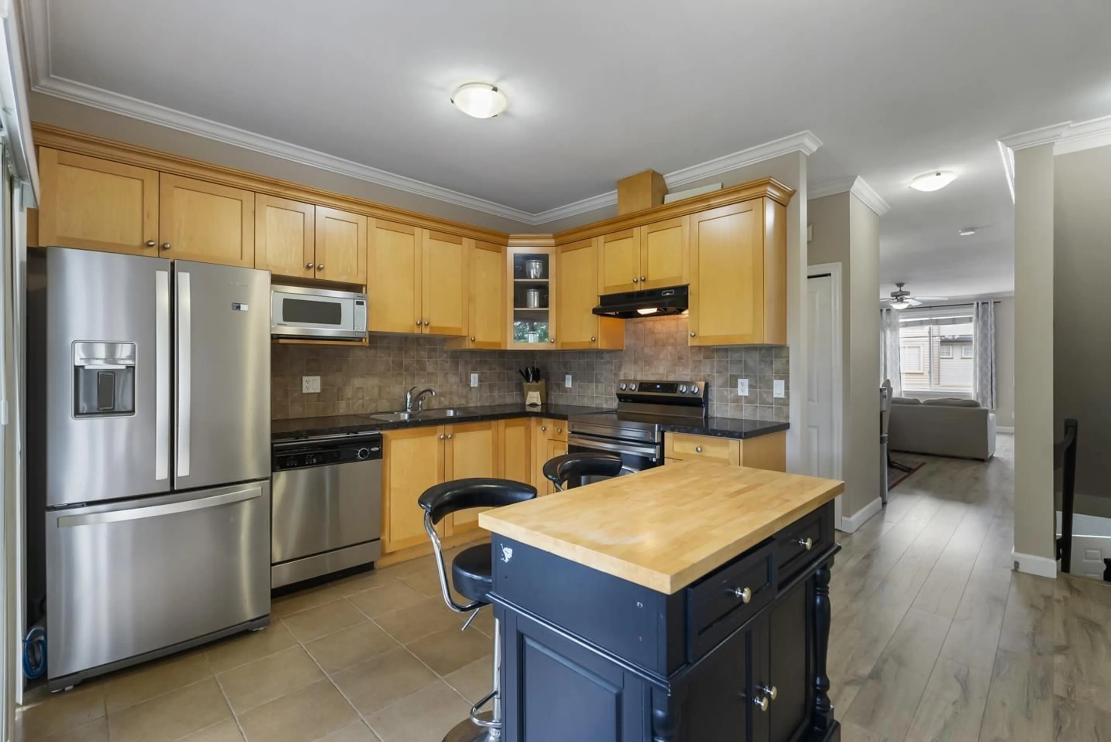 Open concept kitchen, ceramic/tile floor for 22 - 8633 159, Surrey British Columbia V4N5W1