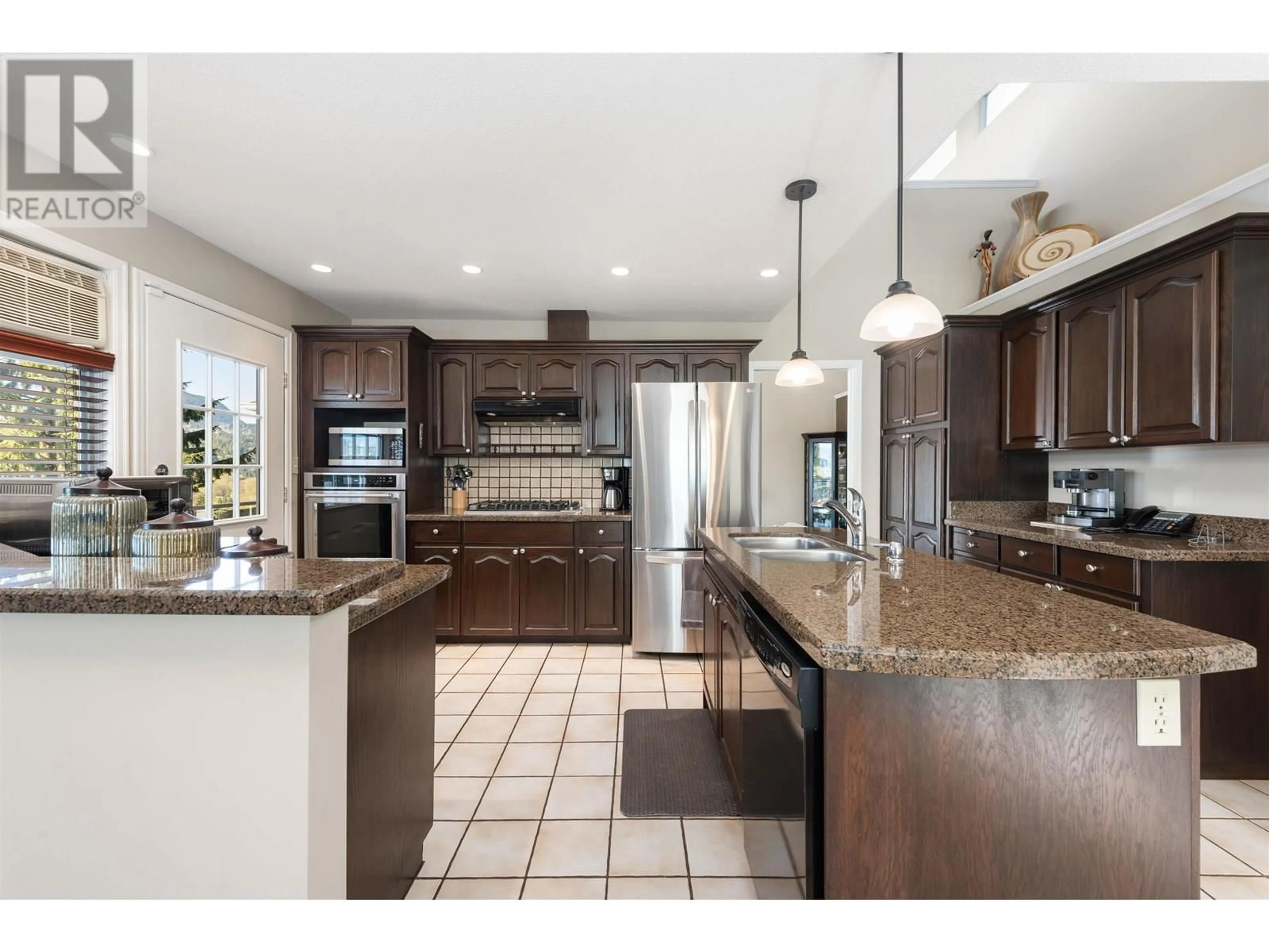 Open concept kitchen, ceramic/tile floor for 3173 LEEWARD COURT, Coquitlam British Columbia V3C5A9