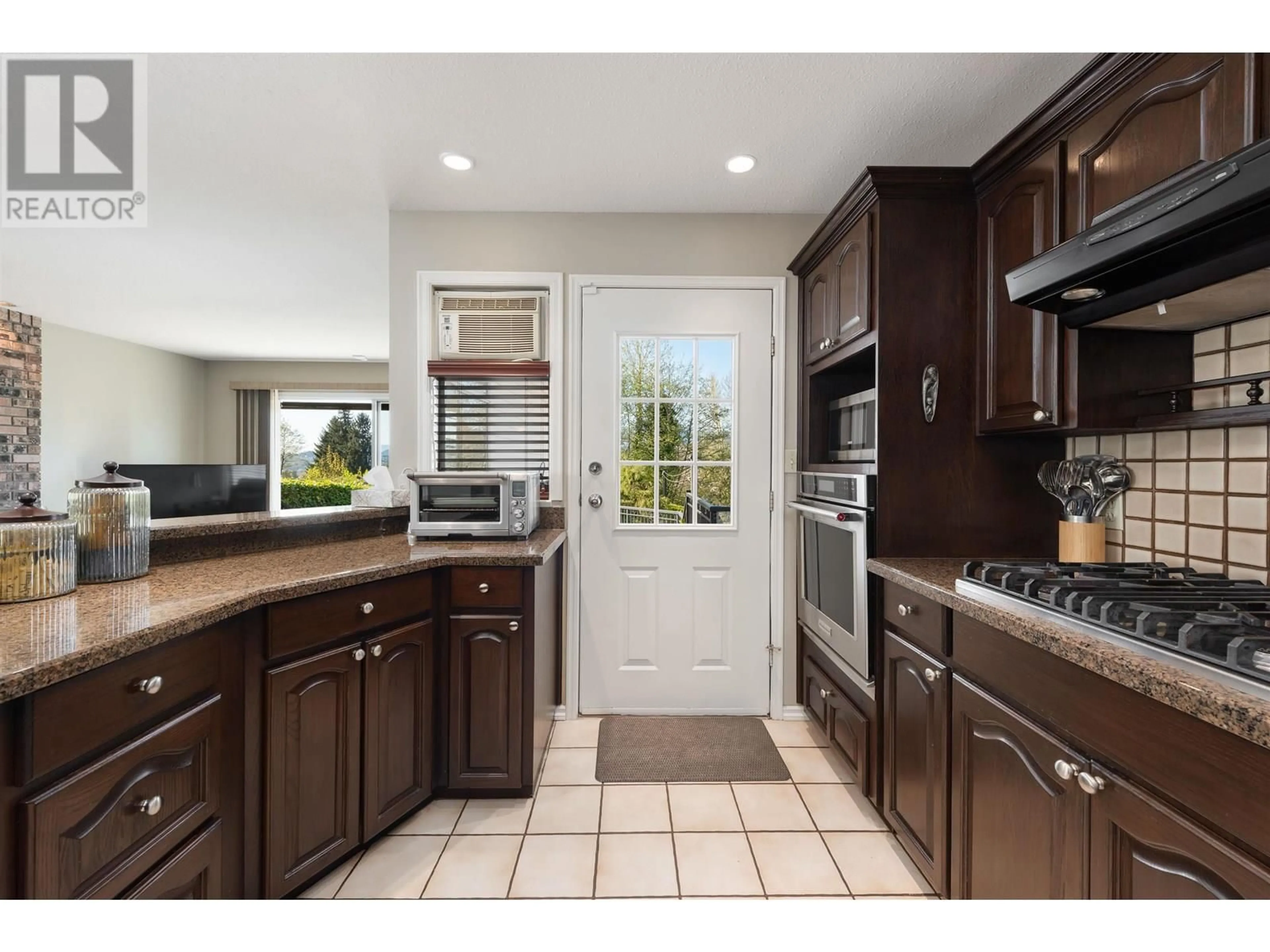 Open concept kitchen, ceramic/tile floor for 3173 LEEWARD COURT, Coquitlam British Columbia V3C5A9