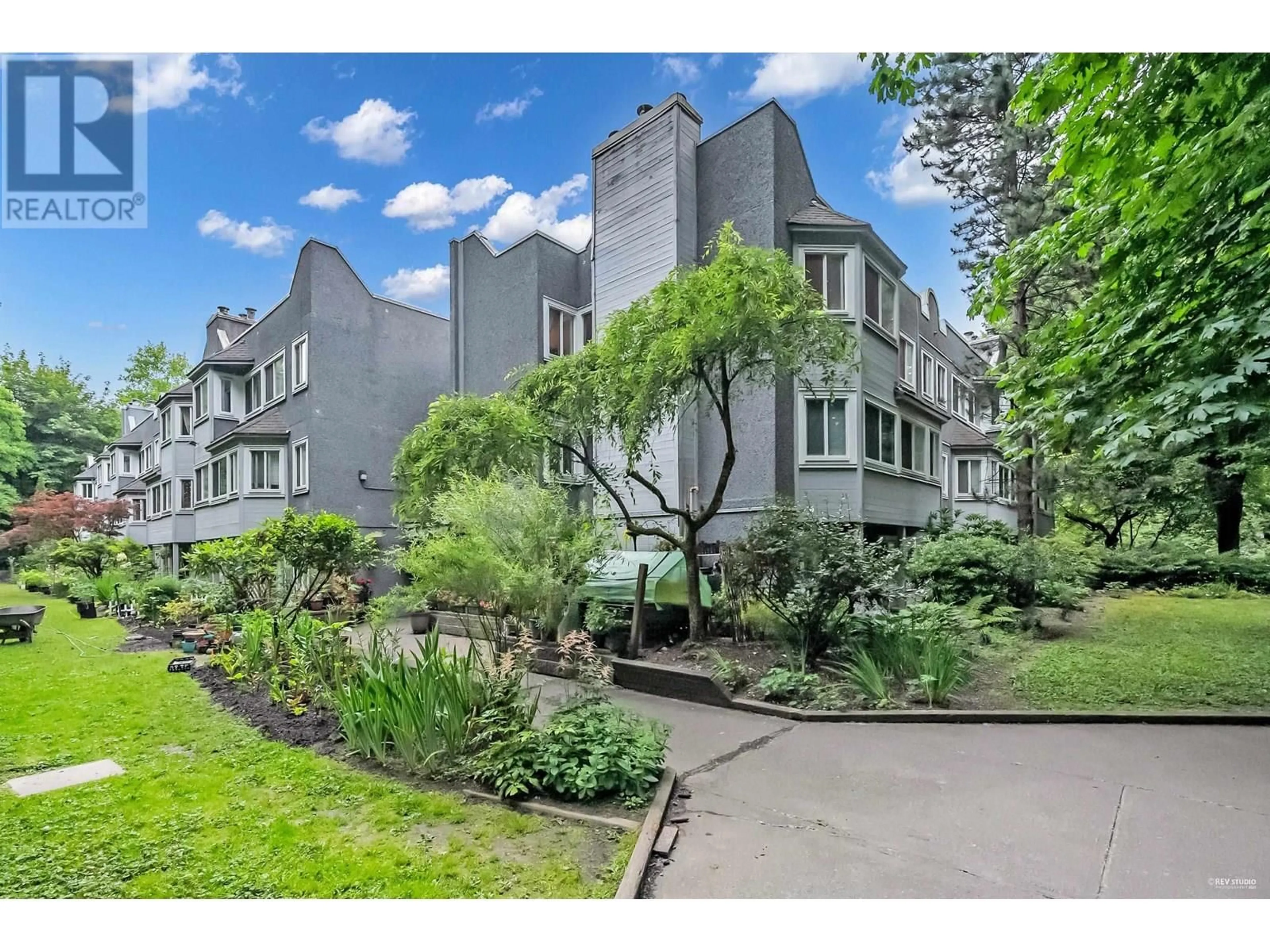A pic from outside/outdoor area/front of a property/back of a property/a pic from drone, street for 303 - 9880 MANCHESTER DRIVE, Burnaby British Columbia V3N4R3