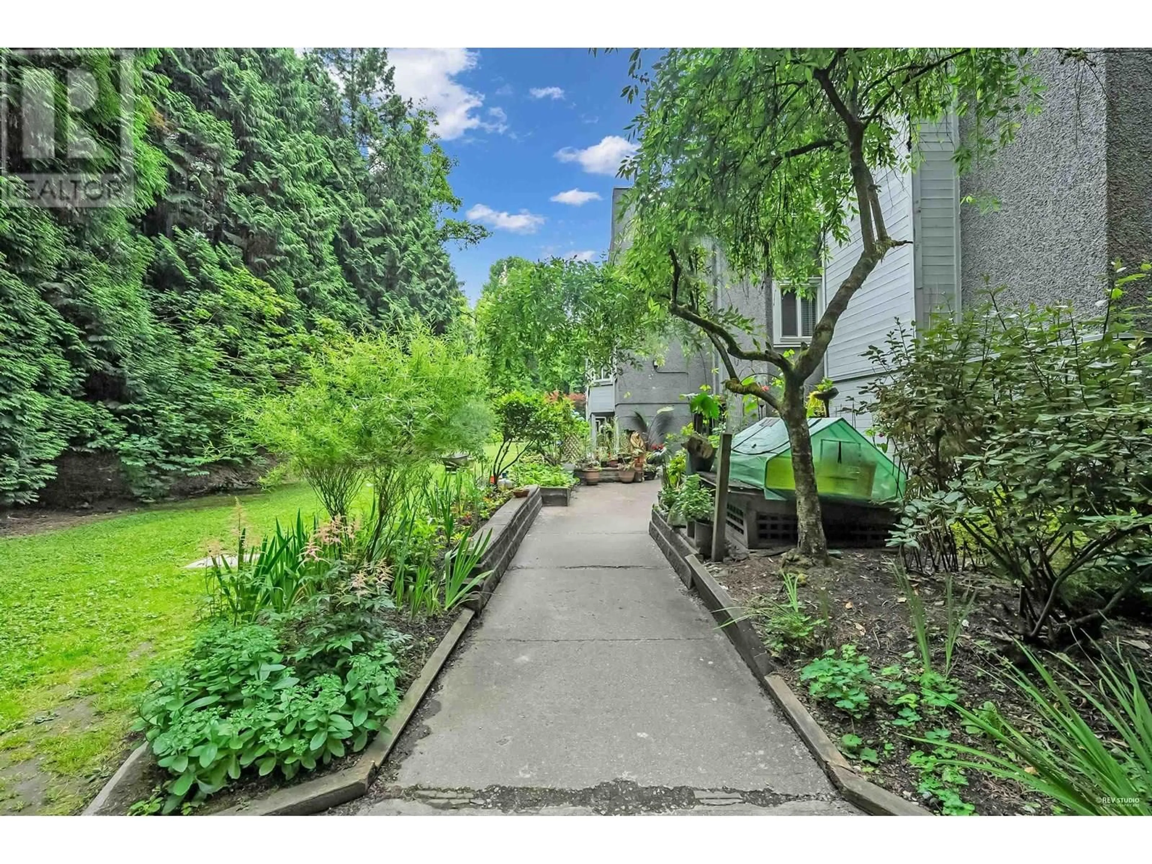 A pic from outside/outdoor area/front of a property/back of a property/a pic from drone, street for 303 - 9880 MANCHESTER DRIVE, Burnaby British Columbia V3N4R3