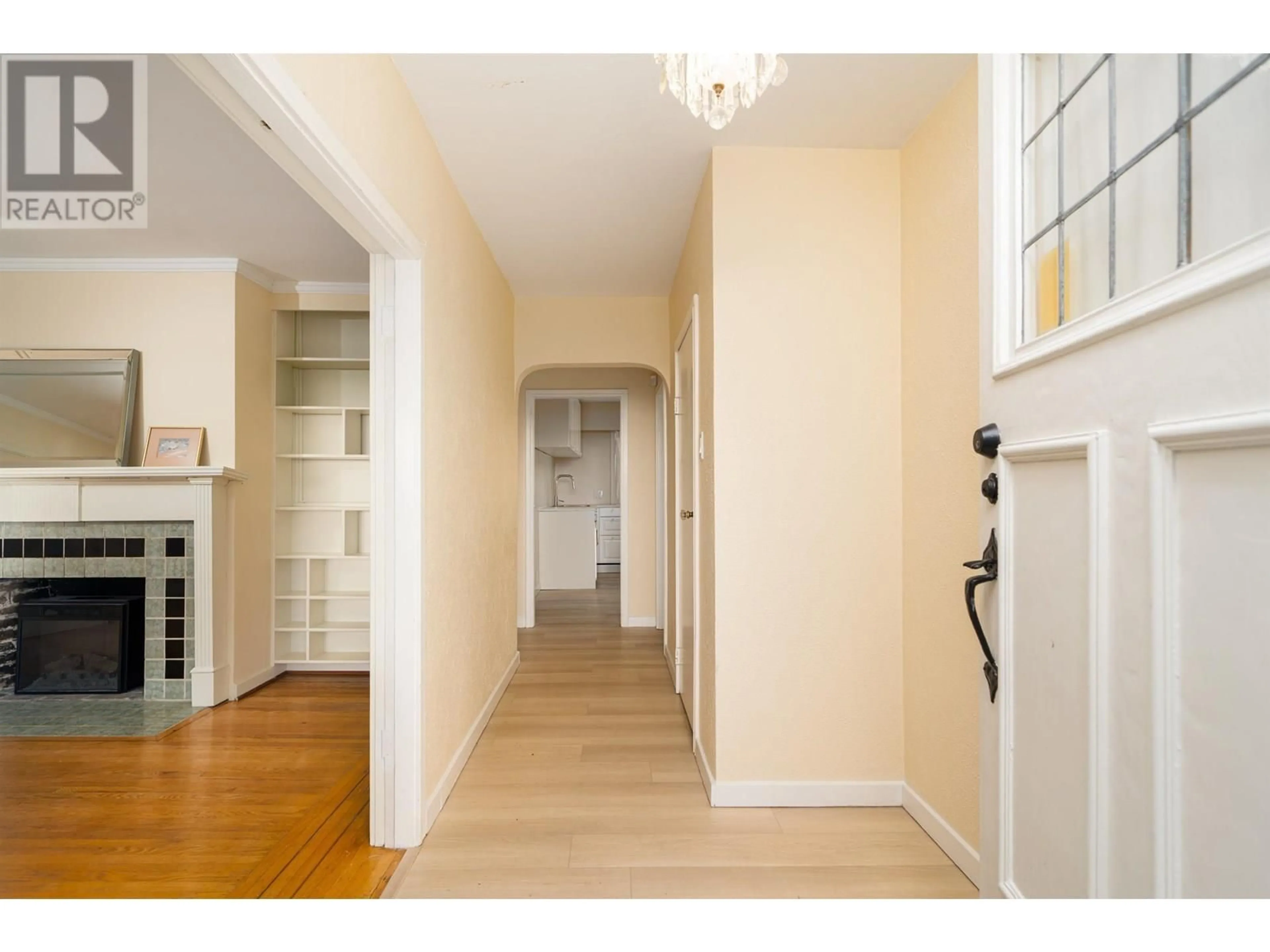 Indoor entryway for 1371 MATHERS AVENUE, West Vancouver British Columbia V7T2G5