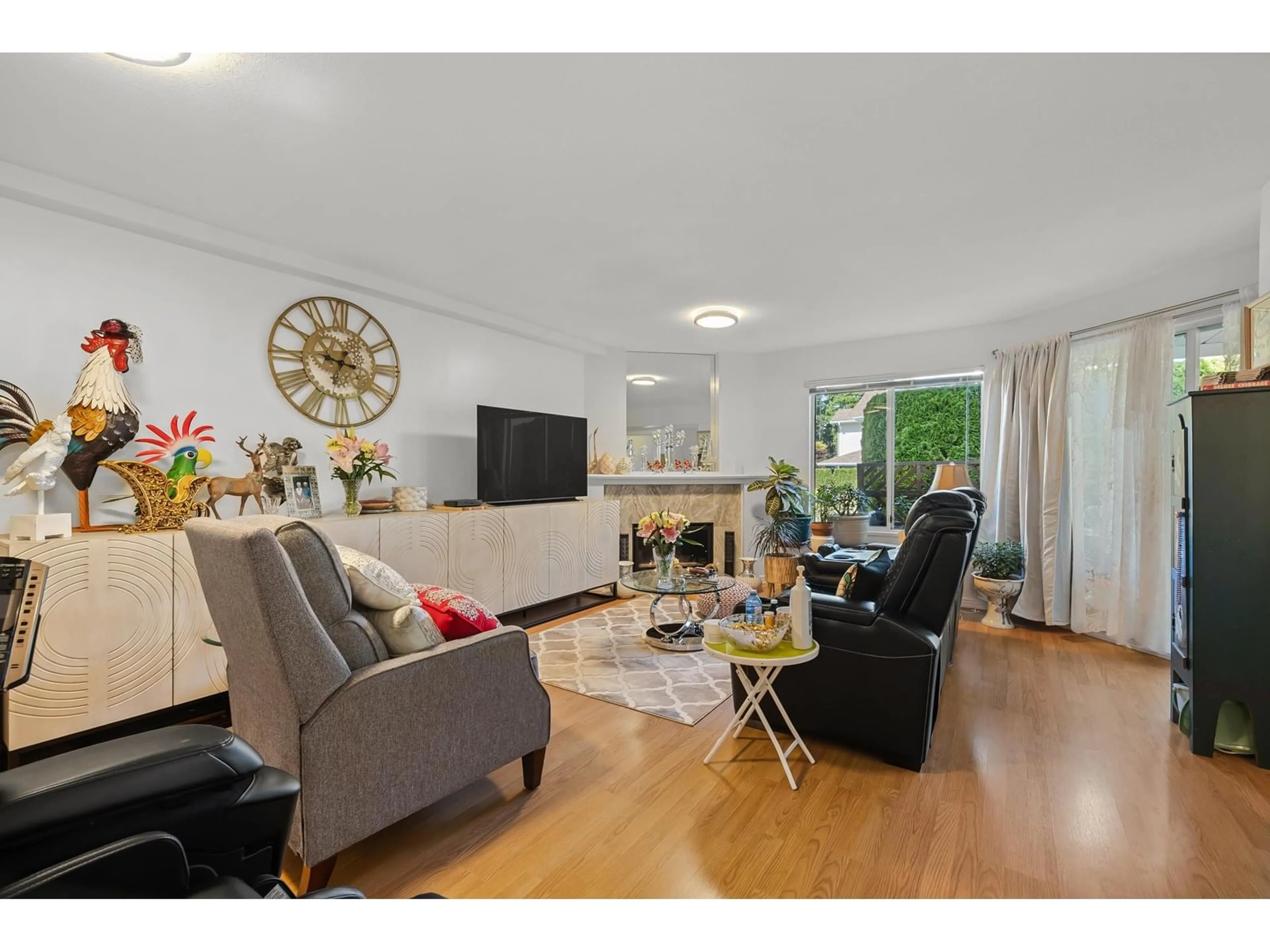 Living room with furniture, wood/laminate floor for 39 - 9271 122ND, Surrey British Columbia V3V7R4