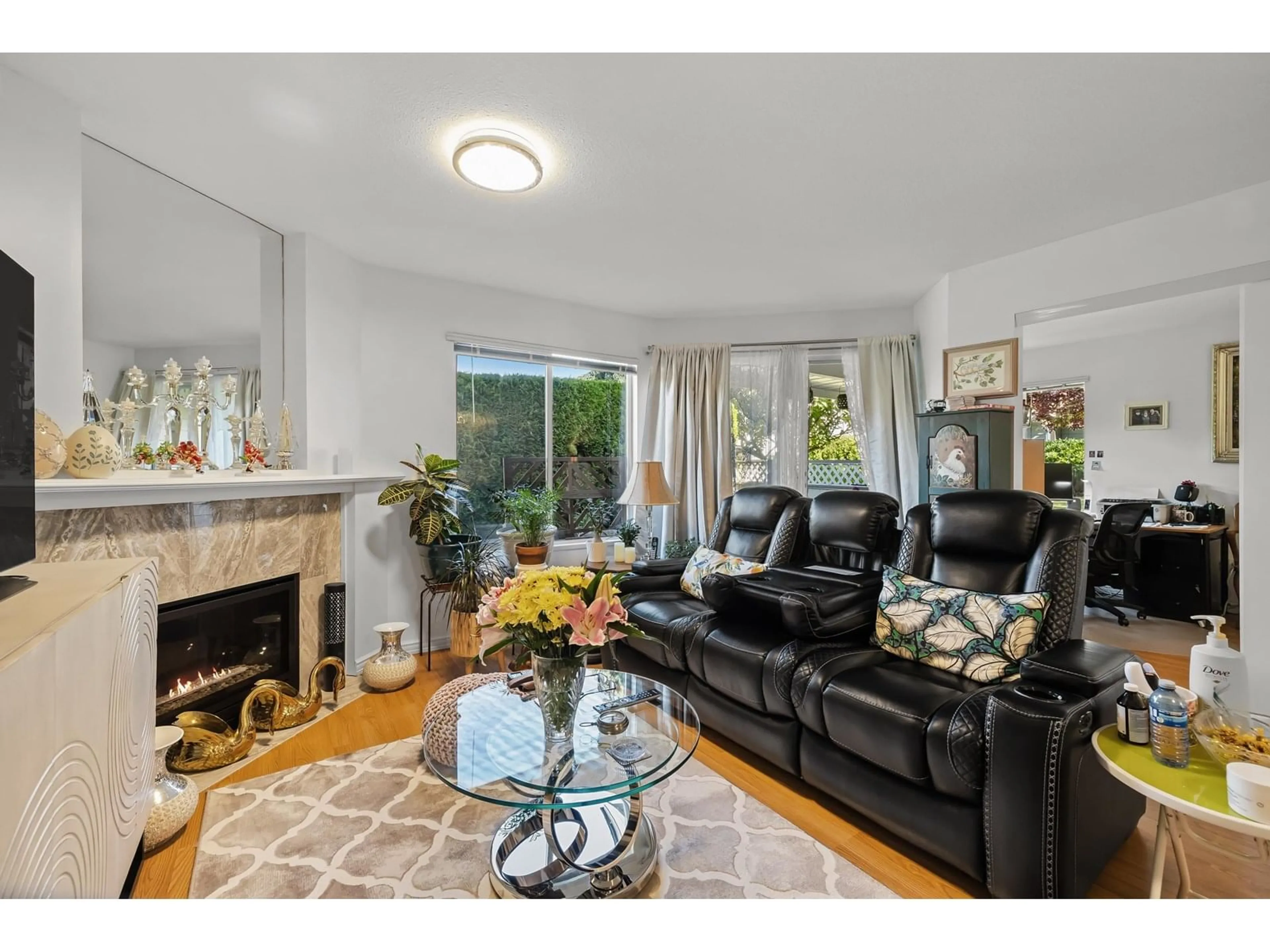 Living room with furniture, wood/laminate floor for 39 - 9271 122ND, Surrey British Columbia V3V7R4