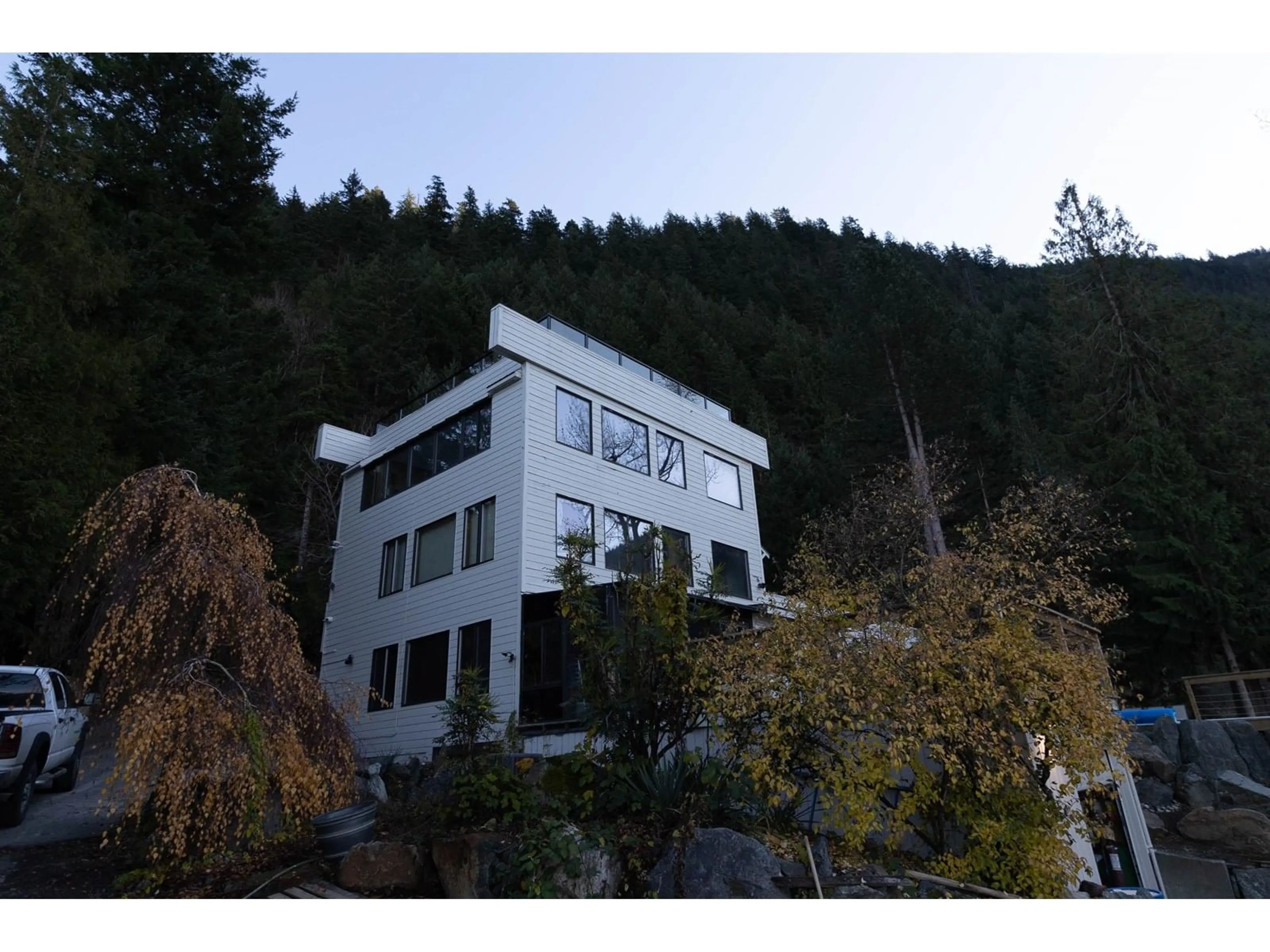 A pic from outside/outdoor area/front of a property/back of a property/a pic from drone, building for 6507 ROCKWELL DRIVE, Harrison Hot Springs British Columbia V0M1A0