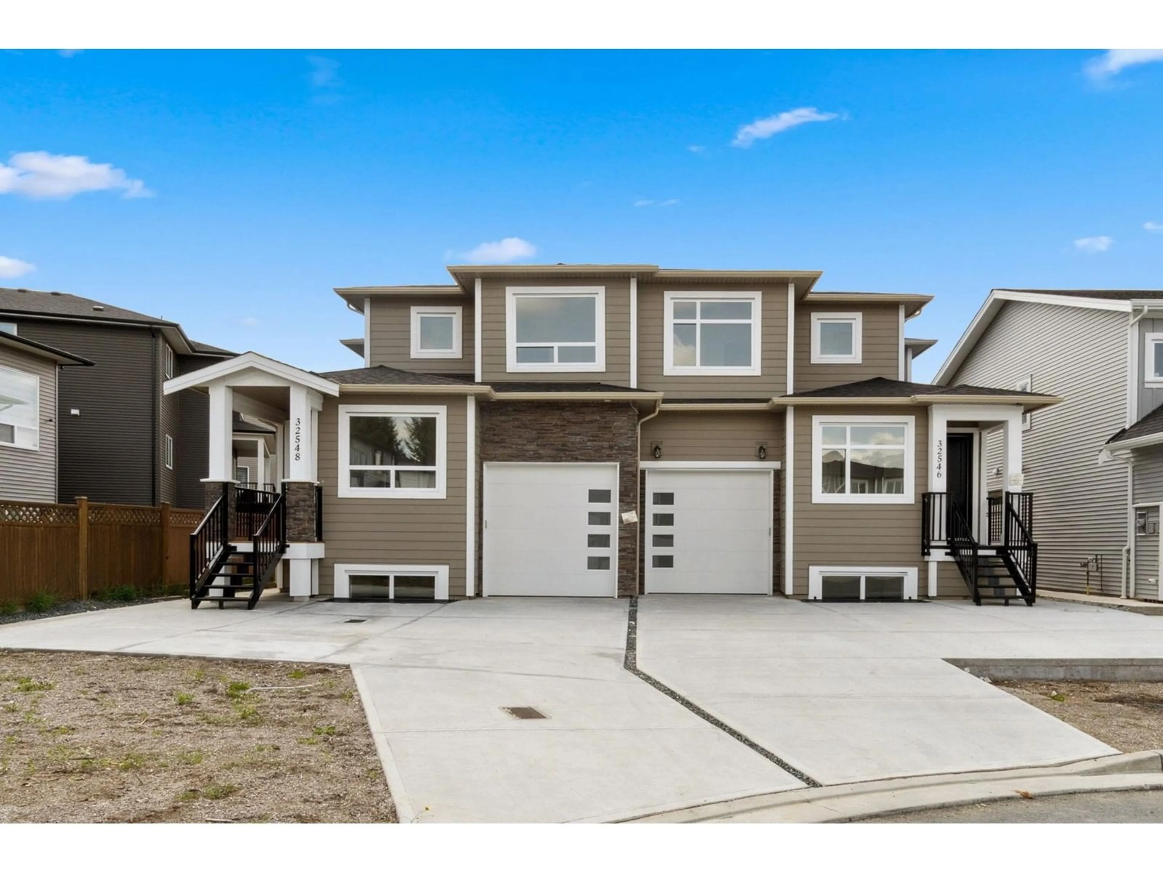 Home with vinyl exterior material, street for 32548 HIGGINBOTTOM, Mission British Columbia V2V0H7