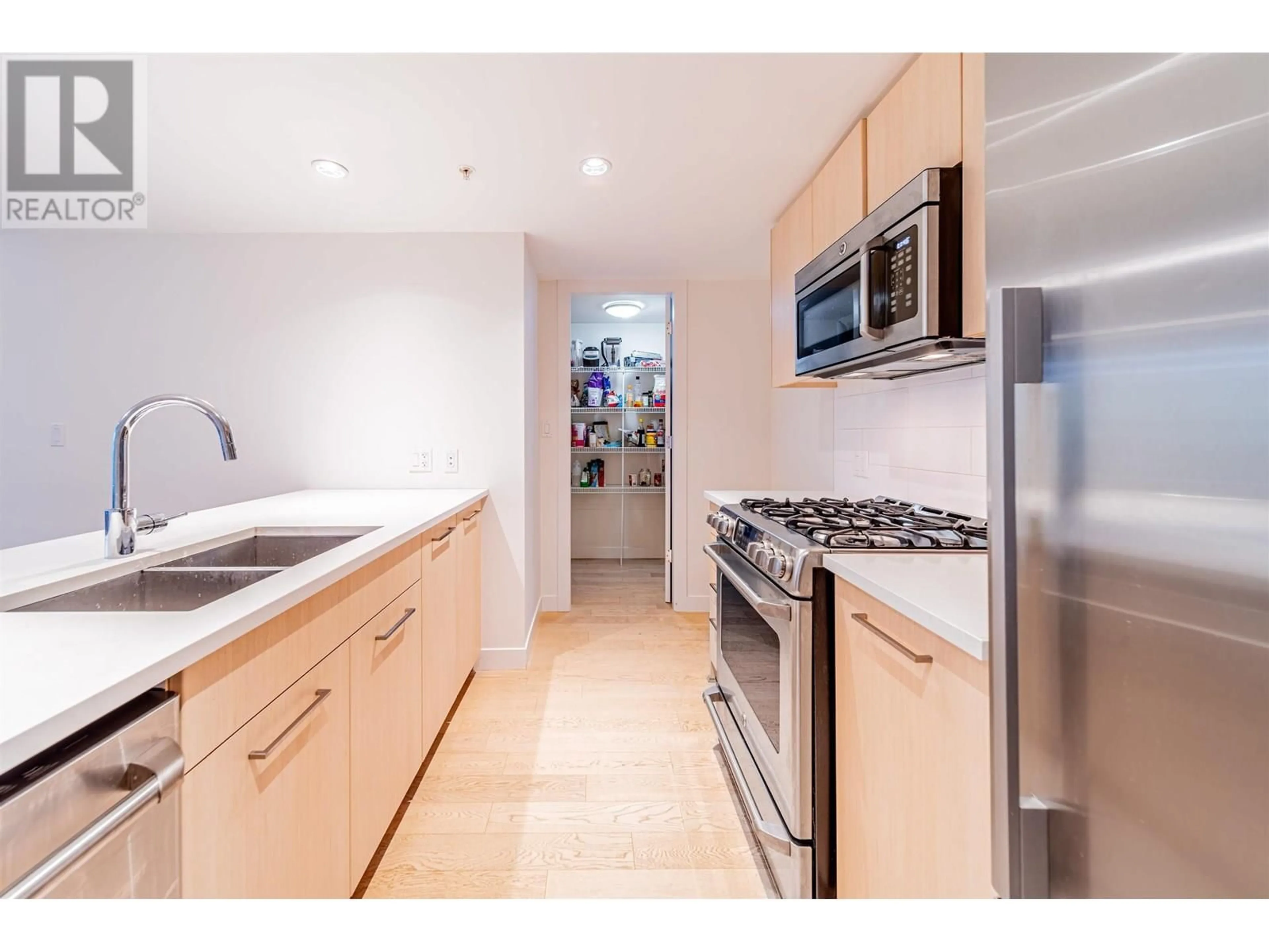 Standard kitchen, unknown for 201 - 9060 UNIVERSITY CRESCENT, Burnaby British Columbia V5A0E1