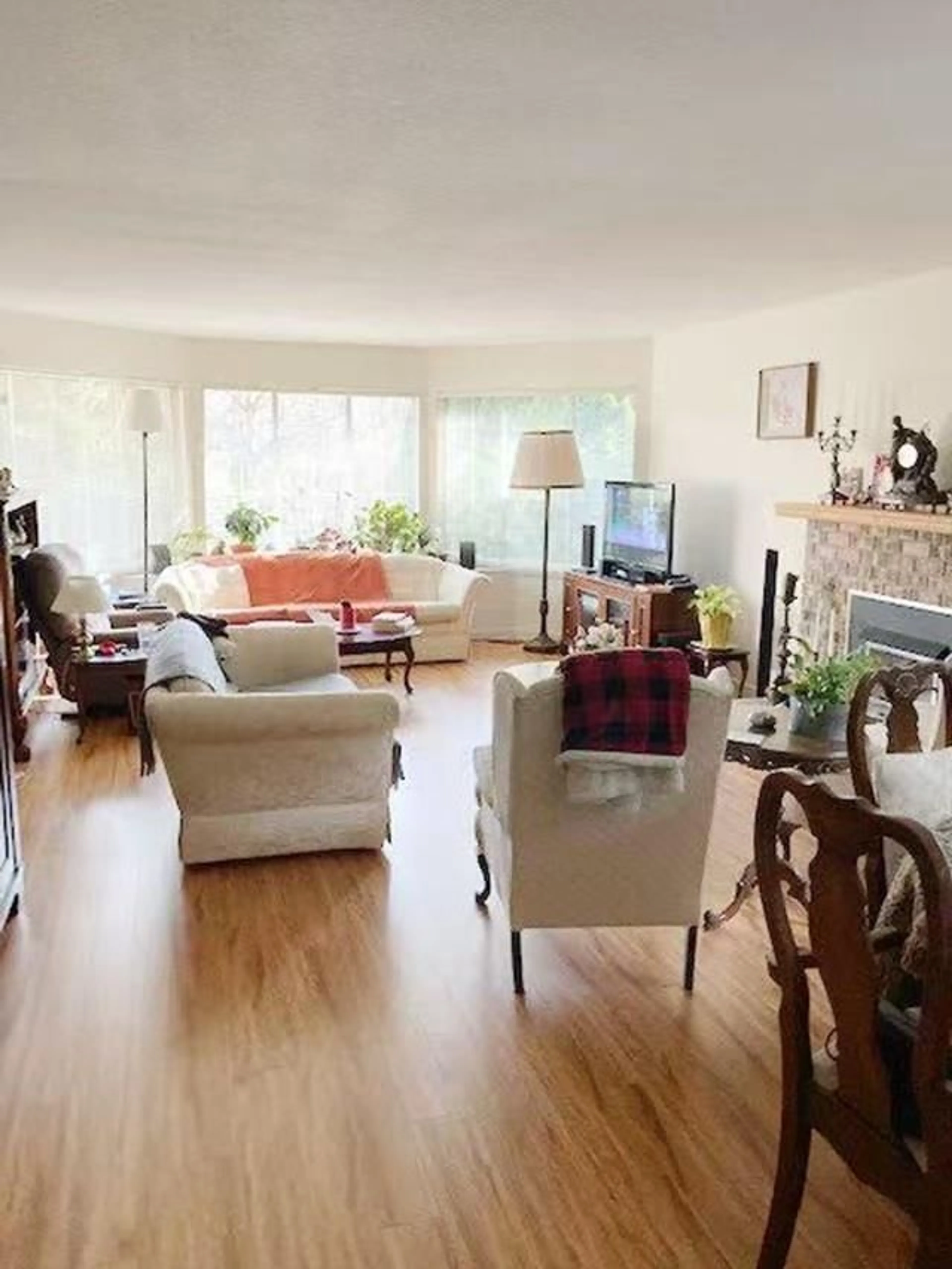 Living room with furniture, unknown for 2085 153, Surrey British Columbia V4A8M8