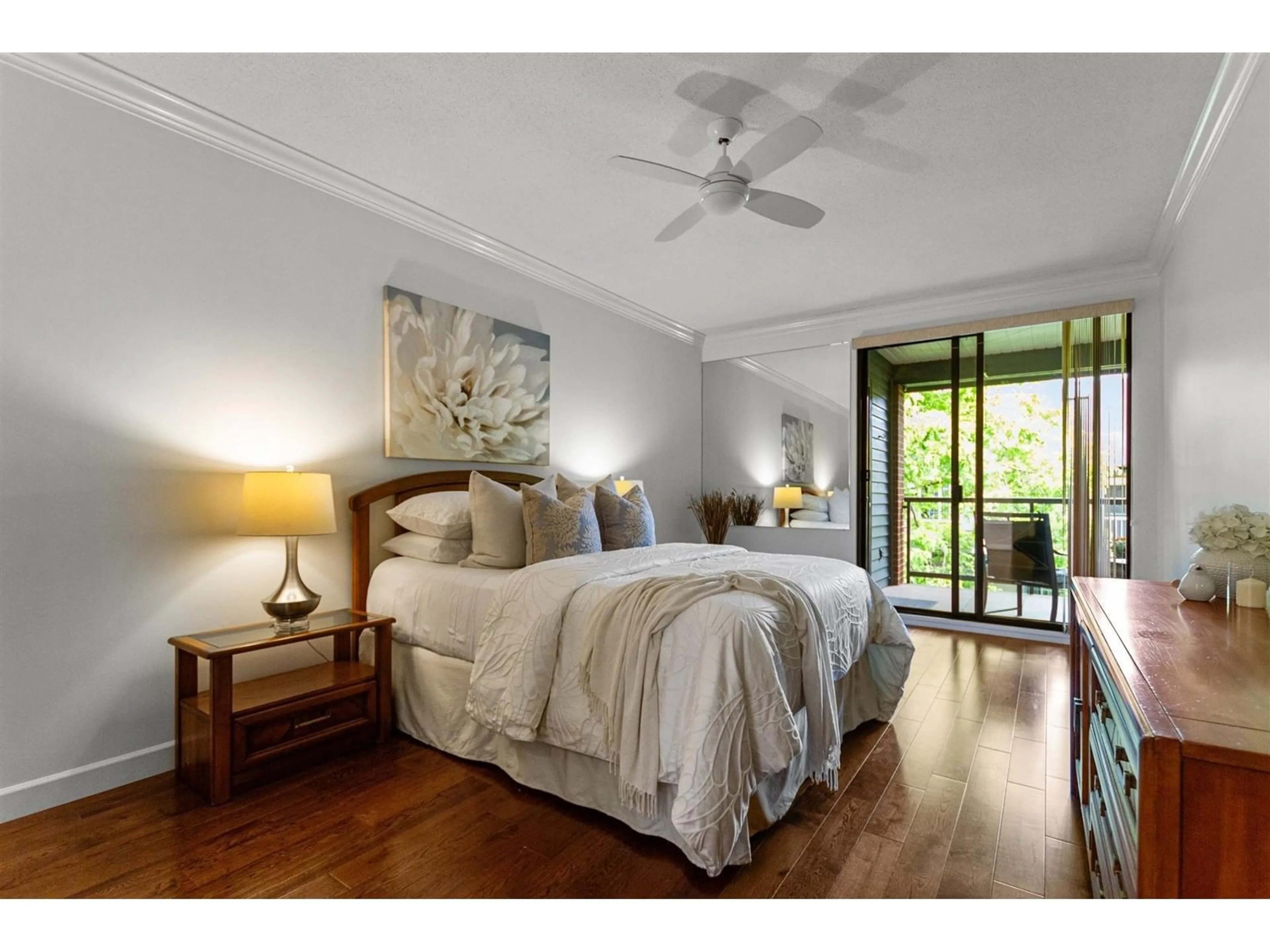 Bedroom with bed, wood/laminate floor for 314 - 15300 17, Surrey British Columbia V4A8Y6