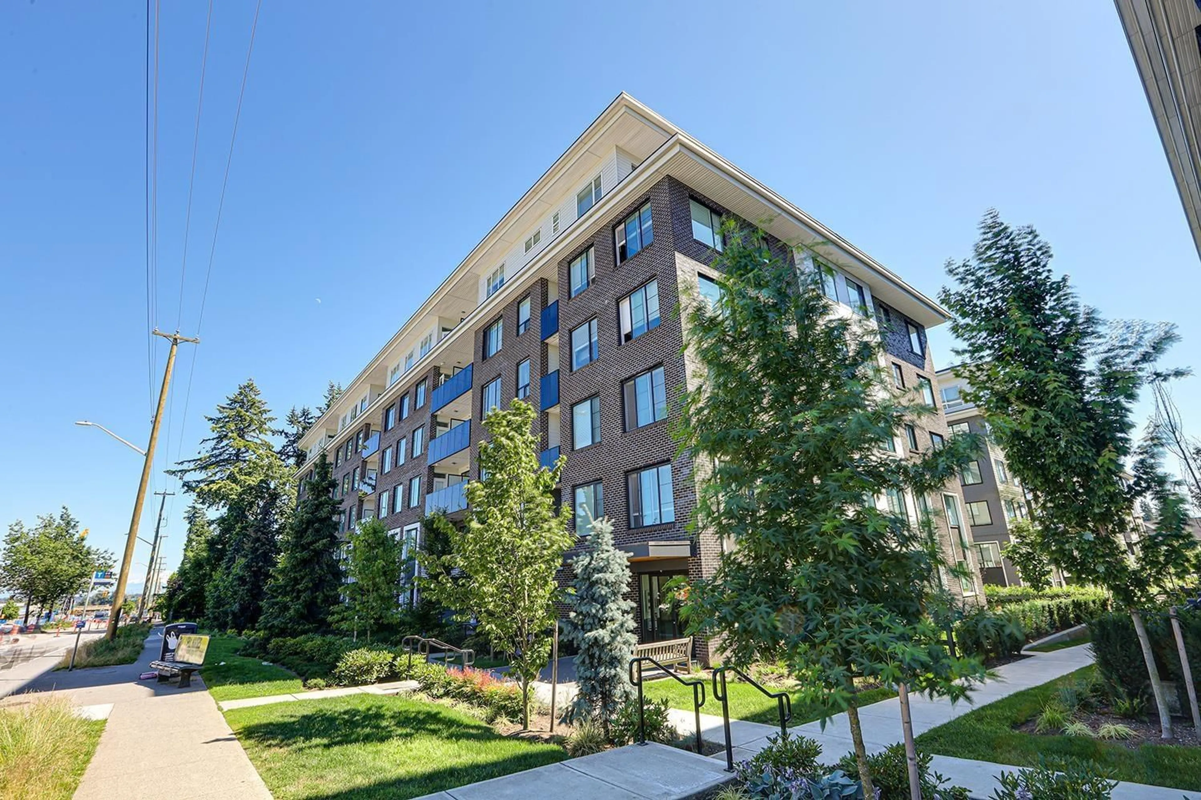Patio, building for 610 - 15858 FRASER, Surrey British Columbia V4N6X4