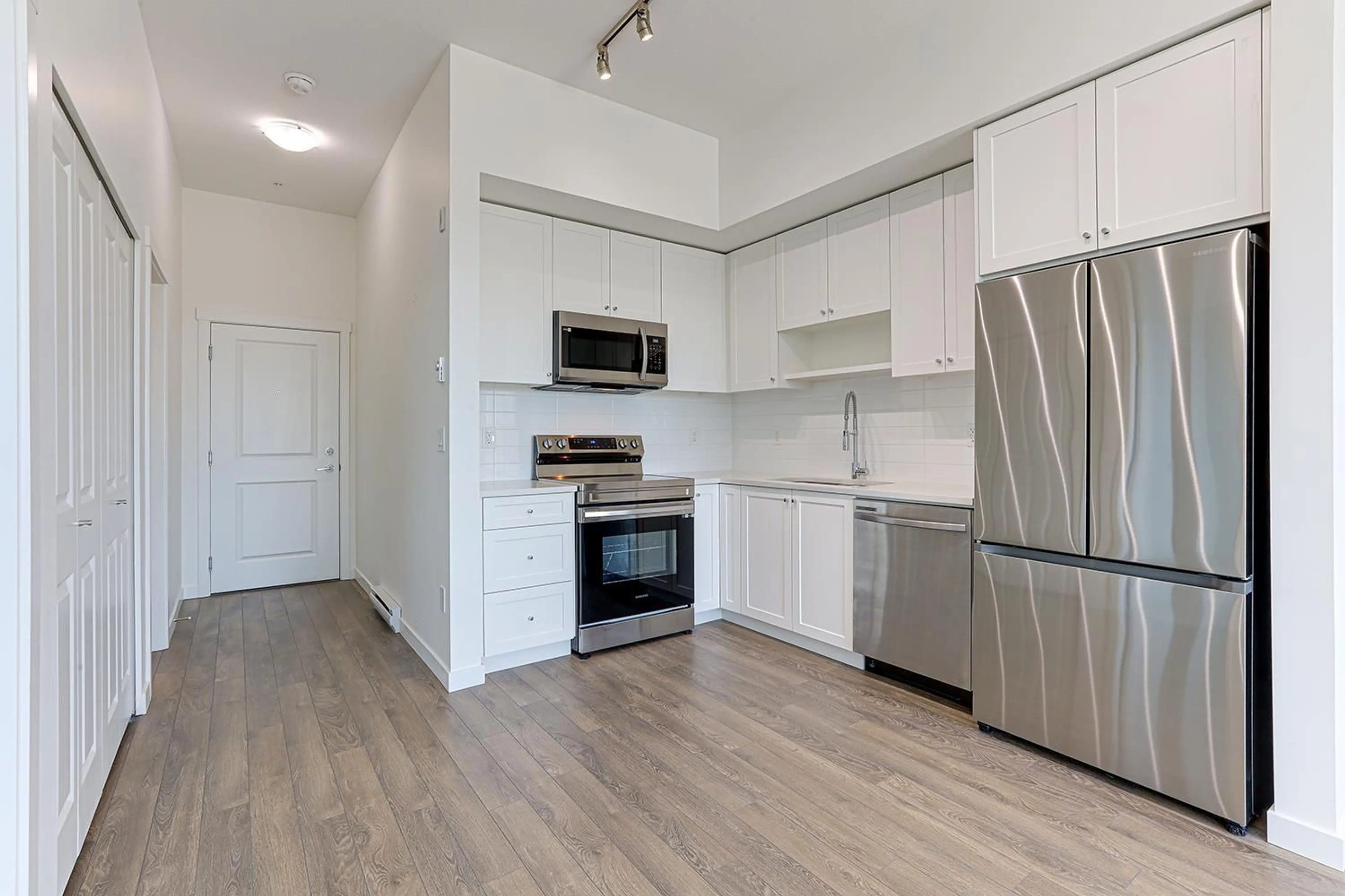 Standard kitchen, unknown for 610 - 15858 FRASER, Surrey British Columbia V4N6X4