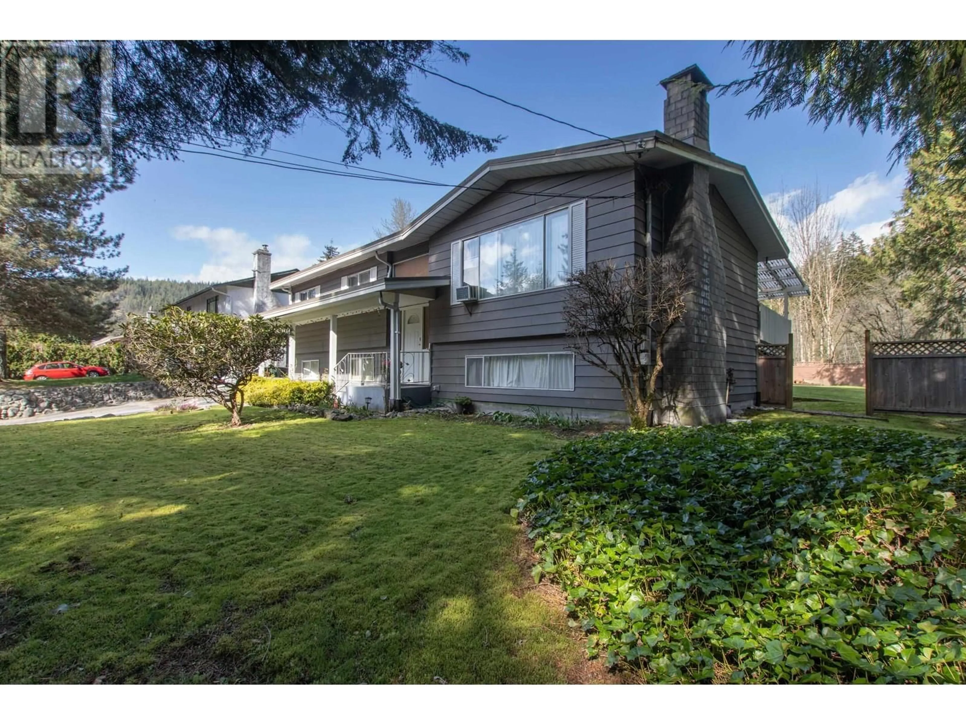Home with vinyl exterior material, mountain view for 2041 SPRUCE DRIVE, Squamish British Columbia V8B0W8