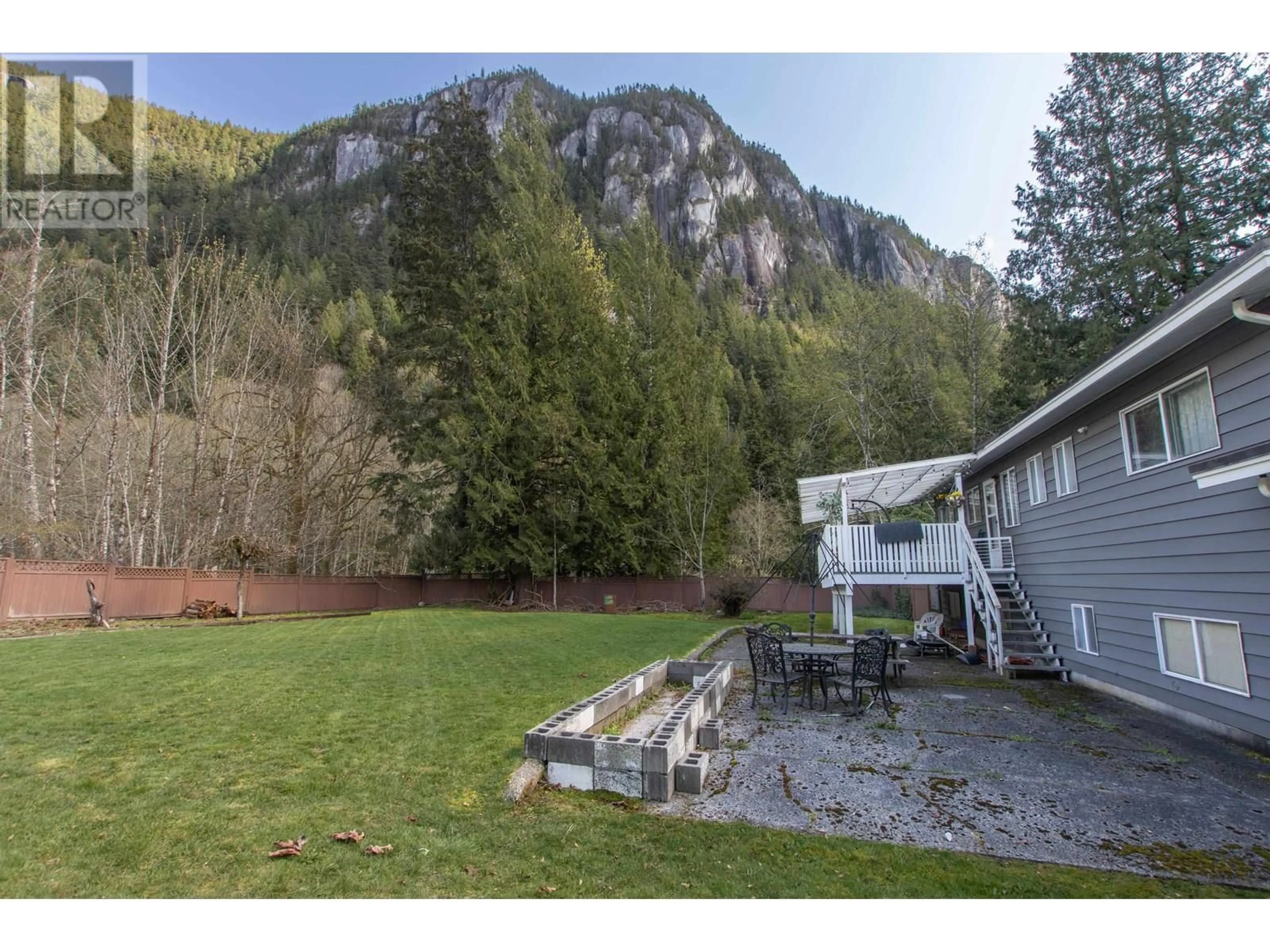 A pic from outside/outdoor area/front of a property/back of a property/a pic from drone, mountain view for 2041 SPRUCE DRIVE, Squamish British Columbia V8B0W8