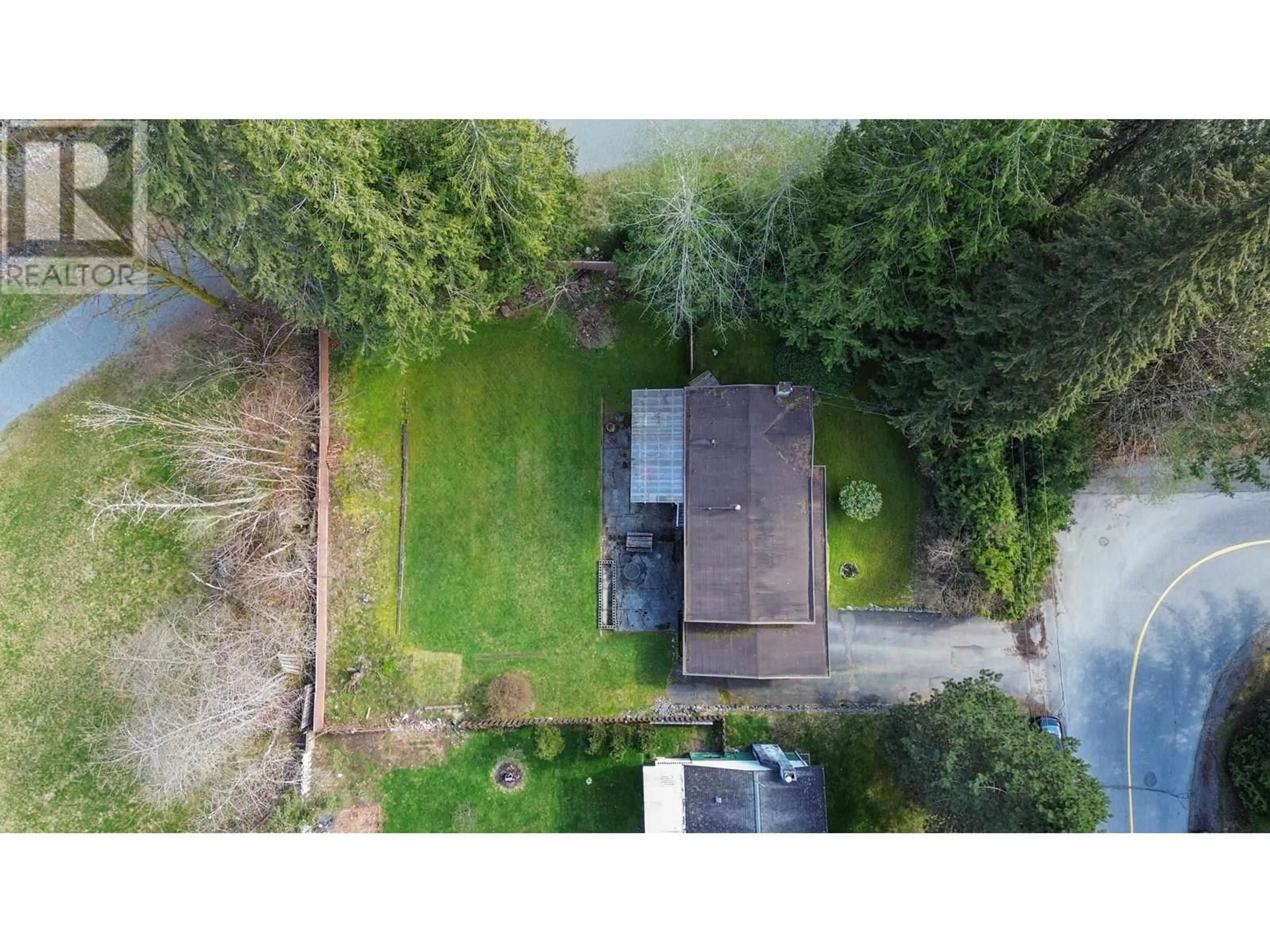 A pic from outside/outdoor area/front of a property/back of a property/a pic from drone, unknown for 2041 SPRUCE DRIVE, Squamish British Columbia V8B0W8
