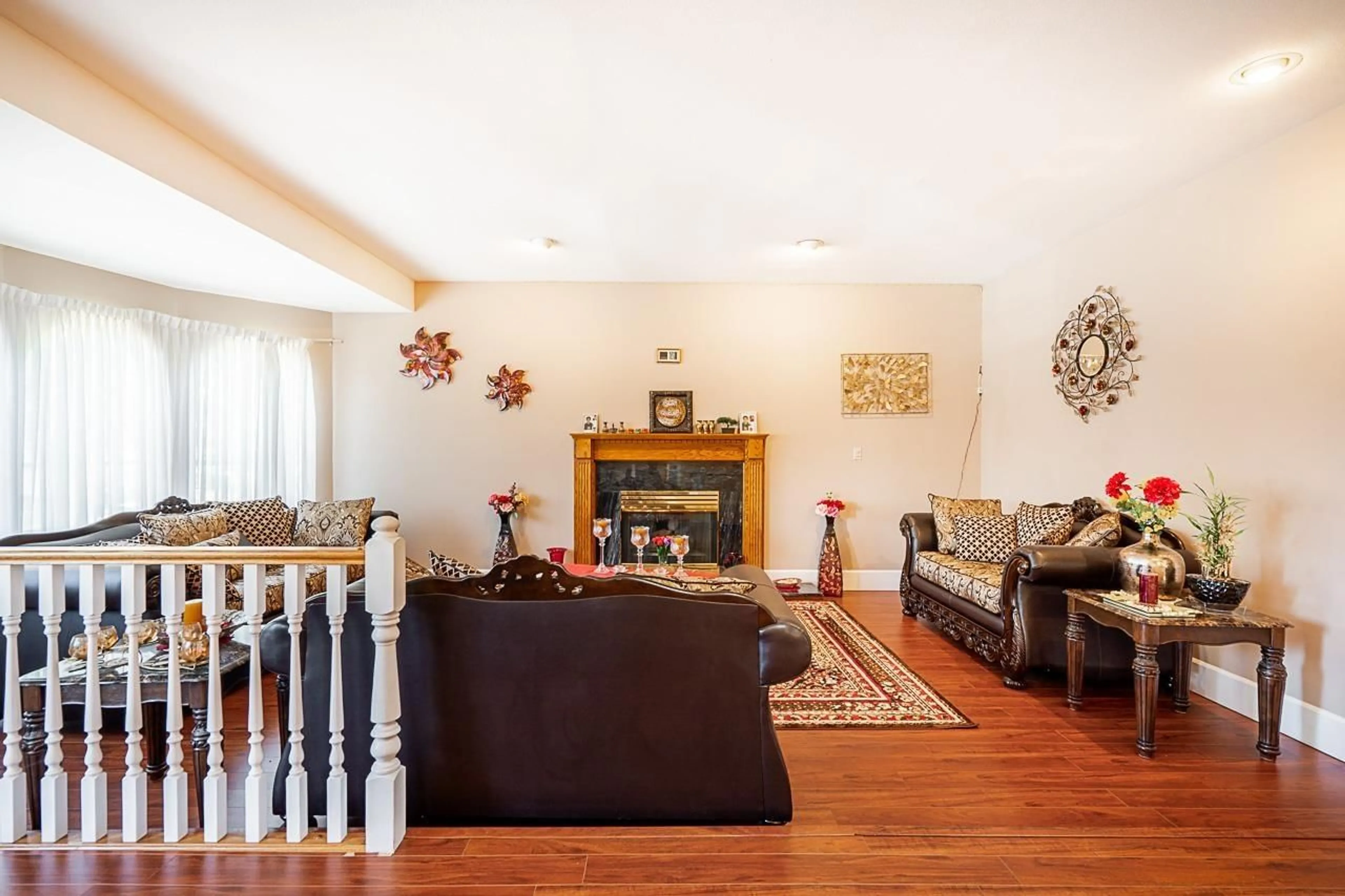 Living room with furniture, wood/laminate floor for 12276 75A, Surrey British Columbia V3W9P6